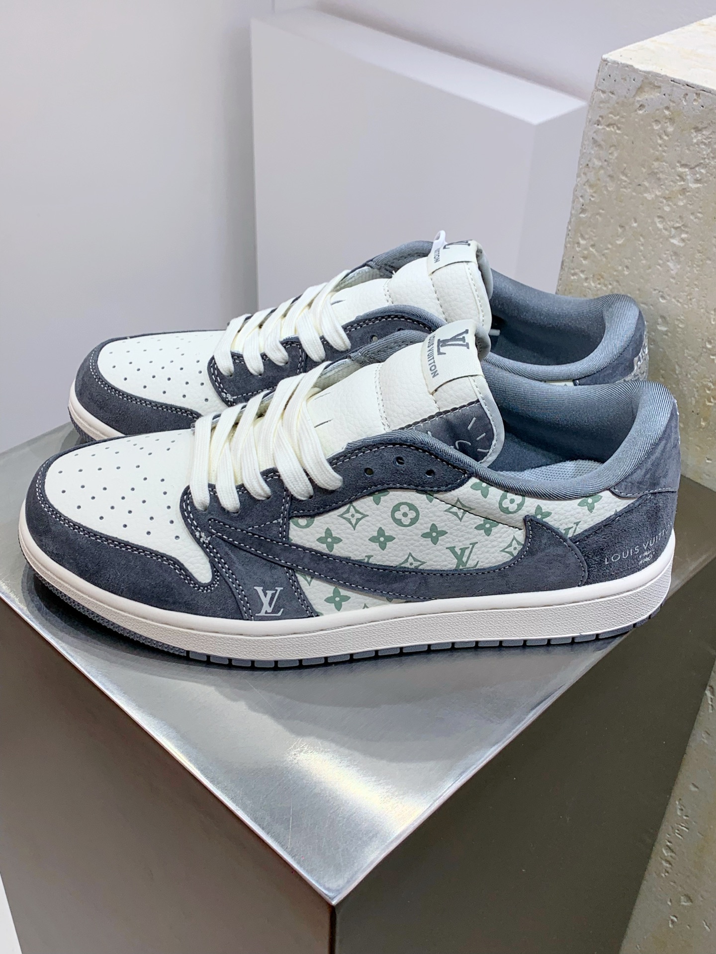 NO:274359,Cost-effective KS version # men's and women's shoes half-size # adopts soft cow leather combination pig-ba leather upper material # insole embedded EVA cushioning material # built-in air cushioning and wear-resistant rubber outsole Popular hip-hop singer Travis Scot specific product joins France's top luxury brand Louis Vuitton x Travis Scott x Nike Air Jordan 1 Low OG SP 