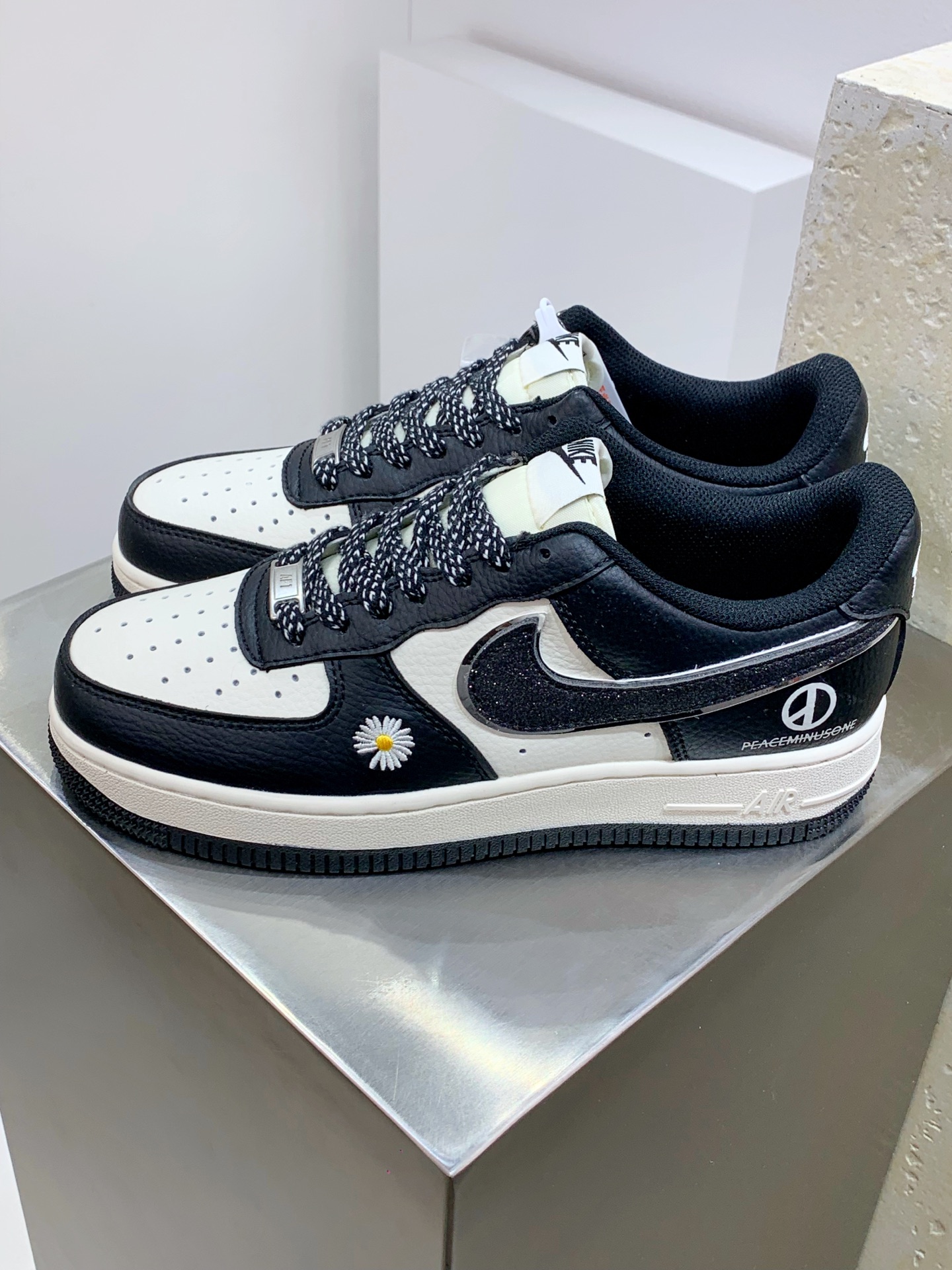 NO:274362,AL#Nike Air Force 1 Low 07 x Peaceminusone Black and white daisies full of stars Original last cardboard Create a pure low-gross air force style Focus on foreign trade channels Built-in honeycomb air cushion Original box accessories Original midsole steel stamp, pulling and perfect official item number QY6818 616CC Size36 36.5 37.5 38 38.5 39 40 40.5 41 42 42.5 43 44 44.5 45,19860909AL#Nike Air Force 1 Low 07 x Peaceminusone 黑白雏菊满天星 原楦头原纸板 打造纯正低帮空军版型 专注外贸渠道 全掌内置蜂窝气垫 原盒配件 原厂中底钢印、拉帮完美 官方货号QY6818 616CC Size36 36.5 37.5 38 38.5 39 40 40.5 41 42 42.5 43 44 44.5 45,,Men's shoes