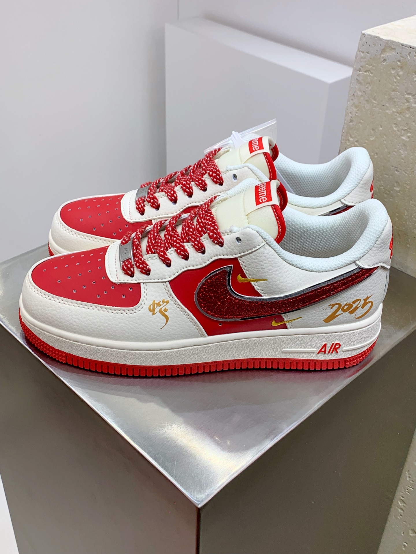 NO:274365,AL#Nike Air Force 1 Low 07 Snake Year Limited White and Red Stars Original Last Cardboard Create a pure low-gross Air Force version Focus on foreign trade channels Built-in honeycomb air cushion Original box accessories Original midsole steel stamp, perfect pulling and pulling official item number QY6818 604CC Size36 36.5 37.5 38 38.5 39 40 40.5 41 42 42.5 43 44 44.5 45,19860909AL#Nike Air Force 1 Low 07 蛇年限定 白红满天星 原楦头原纸板 打造纯正低帮空军版型 专注外贸渠道 全掌内置蜂窝气垫 原盒配件 原厂中底钢印、拉帮完美 官方货号QY6818 604CC Size36 36.5 37.5 38 38.5 39 40 40.5 41 42 42.5 43 44 44.5 45,,Men's shoes