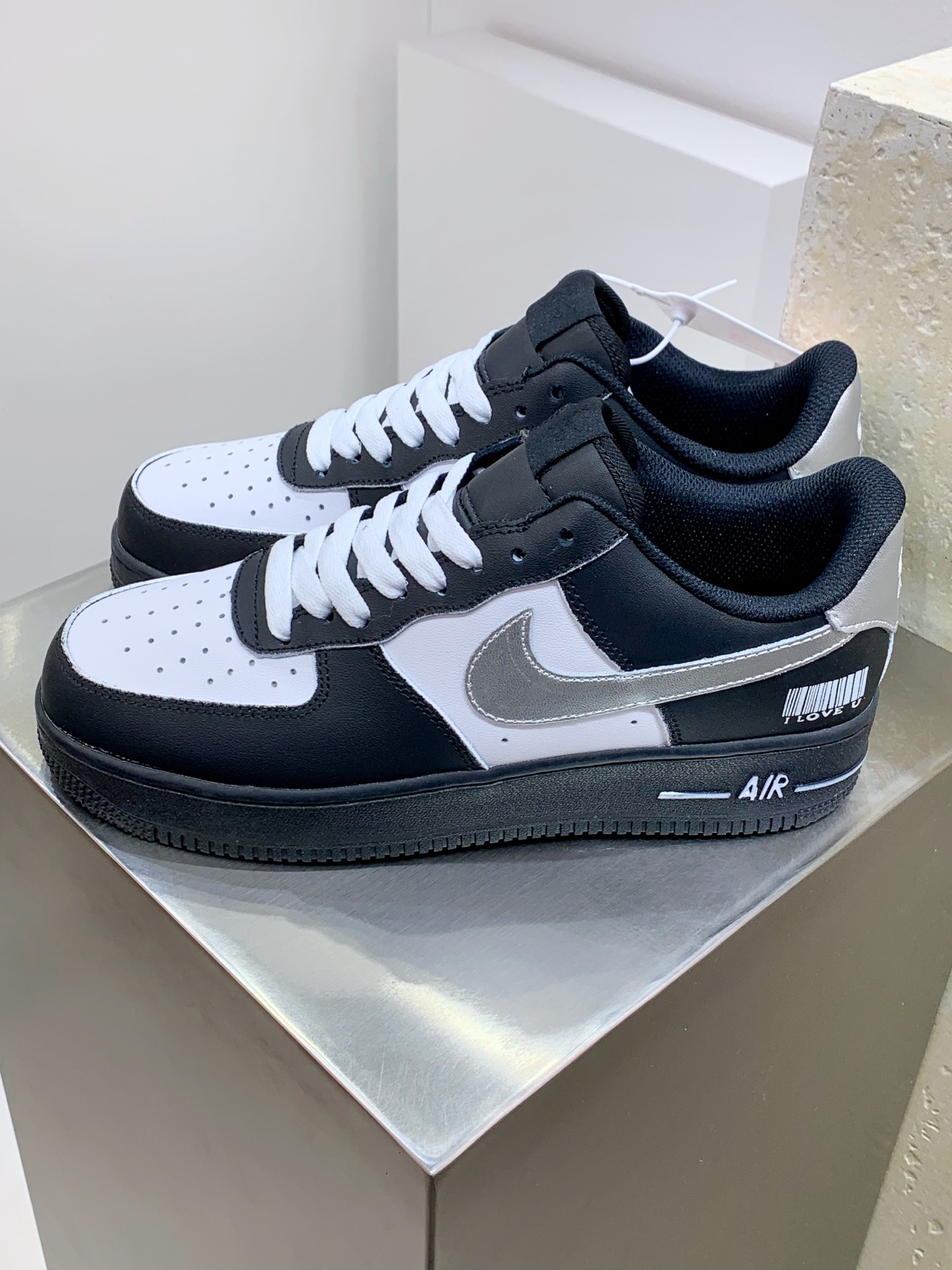 NO:274340,Nike Air Force 1 Low Black and Silver Valentine's Day Original lasting cardboard Create a pure air force style Focus on foreign trade channels Built-in honeycomb air cushion Original box accessories Original midsole steel stamp, pulling and pulling perfect Official item number CW2288 0011626 Size36 36.5 37.5 38 38.5 39 40 40.5 41 42 42.5 43 44 45,19860909Nike Air Force 1 Low 黑白银情人节 原楦头原纸板 打造纯正空军版型 专注外贸渠道 全掌内置蜂窝气垫 原盒配件 原厂中底钢印、拉帮完美 官方货号CW2288 0011626 Size36 36.5 37.5 38 38.5 39 40 40.5 41 42 42.5 43 44 45,,Men's shoes