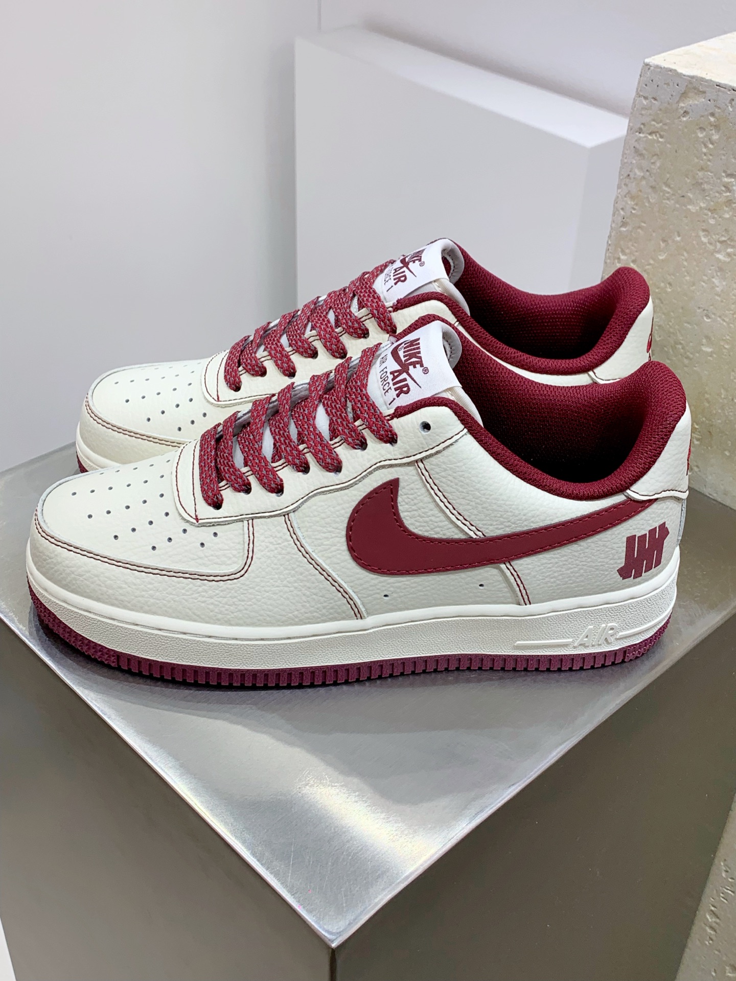 NO:274343,Limited-time sale in Los Angeles trendy brand store Company-grade Undefeated x Nike Air Force 1 Low Mi Dark Blue Air Force No. 1 low-top casual board shoes Custom leather Original custom shoe box Colorful reflection Full details Original last original cardboard Built-in full palm air cushion Article number UN2395-522 SIZE36 36.5 37.5 38 38.5 39 40 40.5 41 42 42.5 43 44 44.5 45,19860909洛杉矶潮牌店限量发售 公司级 Undefeated x Nike Air Force 1 Low 米深蓝 空军一号低帮休闲板鞋 定制皮料 原装定制鞋盒 炫彩反光 细节满满 原楦头原纸板 内置全掌气垫 货号UN2395-522 SIZE36 36.5 37.5 38 38.5 39 40 40.5 41 42 42.5 43 44 44.5 45,,Men's shoes