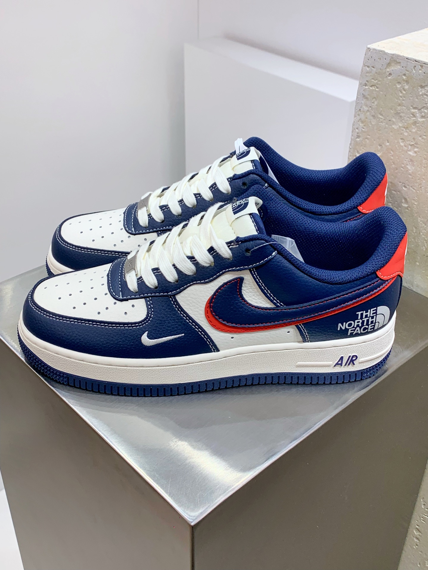 NO:274349,Nike Air Force 1 Low 07 x The North Face White, blue and red double hooks, original last, original cardboard, create a pure low-gross air force style, focus on foreign trade channels, built-in honeycomb air cushion, original box accessories, original midsole steel stamp, perfect pulling and pulling official item number XS1958 521 Size36 36.5 37.5 38 38.5 39 40 40.5 41 42 42.5 43 44 44.5 45,19860909Nike Air Force 1 Low 07 x The North Face 白蓝红双钩小钩 原楦头原纸板 打造纯正低帮空军版型 专注外贸渠道 全掌内置蜂窝气垫 原盒配件 原厂中底钢印、拉帮完美 官方货号XS1958 521 Size36 36.5 37.5 38 38.5 39 40 40.5 41 42 42.5 43 44 44.5 45,,Men's shoes