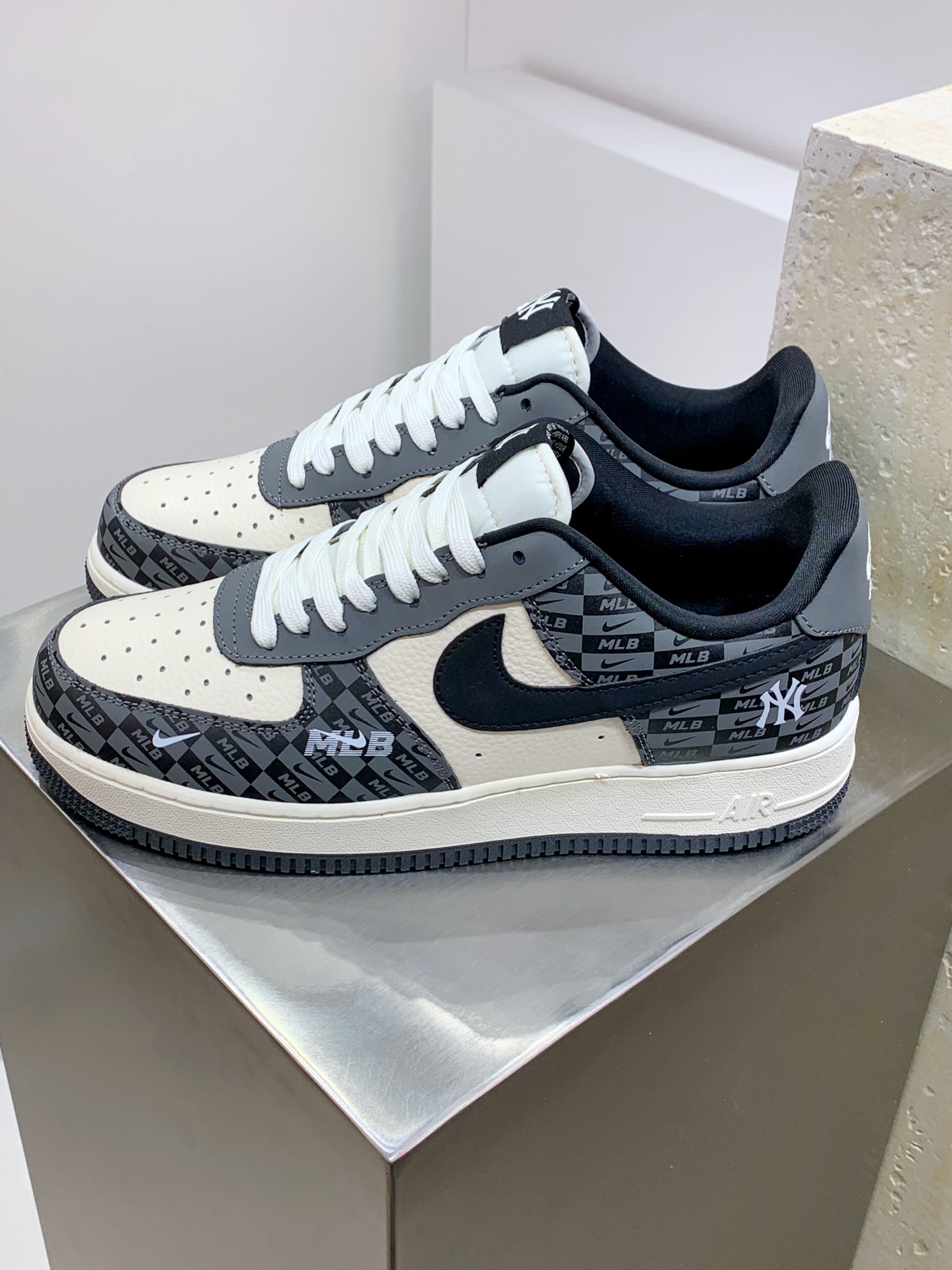 NO:274352,Nike Air Force 1 Low 07 x MLB White and gray black hook Original last original cardboard Create a pure low-gross air force style Focus on foreign trade channels Built-in honeycomb air cushion Original box accessories Original midsole steel stamp, pulling and perfect official item number DF0188 038 Size36 36.5 37.5 38 38.5 39 40 40.5 41 42 42.5 43 44 44.5 45,19860909Nike Air Force 1 Low 07 x MLB 白灰黑小钩 原楦头原纸板 打造纯正低帮空军版型 专注外贸渠道 全掌内置蜂窝气垫 原盒配件 原厂中底钢印、拉帮完美 官方货号DF0188 038 Size36 36.5 37.5 38 38.5 39 40 40.5 41 42 42.5 43 44 44.5 45,,Men's shoes