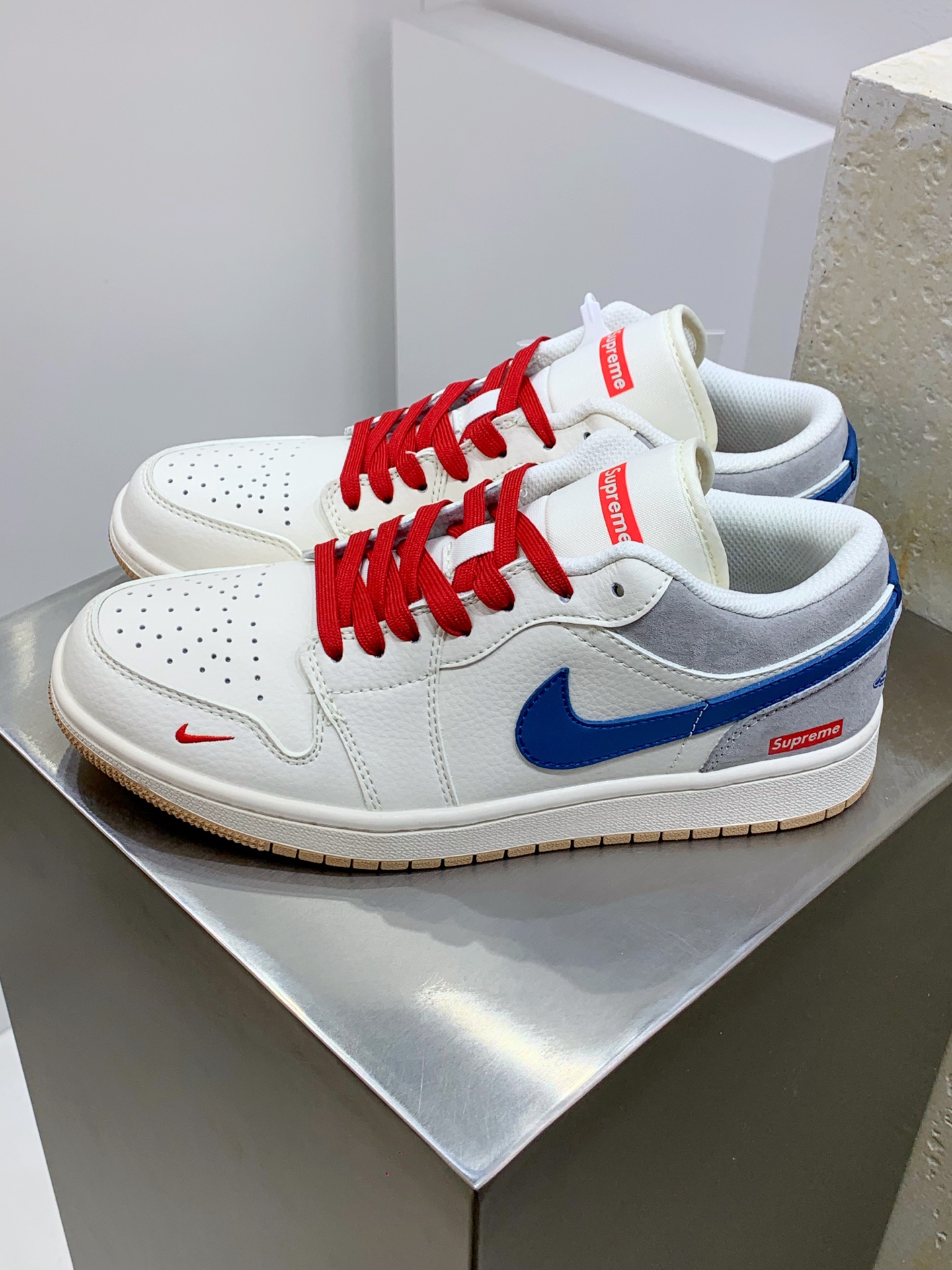 NO:274357,Upgraded Z version #Men and women's shoes real label half-size #Use soft lychee pattern cow leather combination pig-ba leather upper material #Minimal pull-top midsole cloth #Sock-mounted EVA cushioning material and glue back #Built-in air cushioning and wear-resistant rubber outsole creative custom-made joint color matching, classic American street brand-Supreme x Nike By You Air Jordan 1 Low OG 