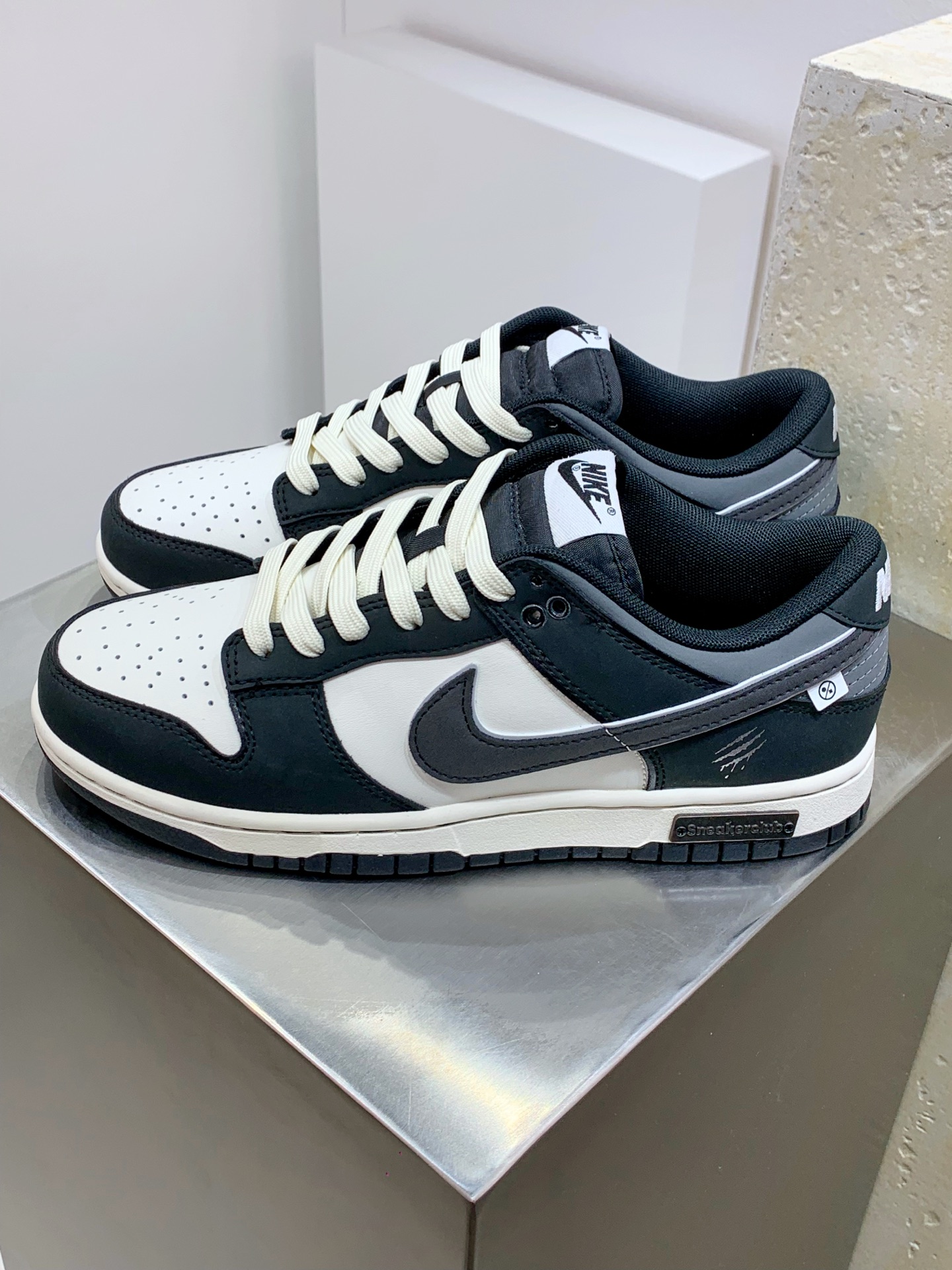 NO:274360,YC#Nike SB Dunk Low Beast Scar, Black and White, produced by Pure Original Factory, highly recommended, Original head layer material, Exclusive version distillation processing, brings better visual and foot experience, Pure original quality shipment of Big Factory, Cleanliness, Electric embroidery process, clean and without any burrs, perfect details, Official item number BW1220 008TL Size 40 40.5 41 42 42.5 43 44 44.5 45 46,19860909YC#Nike SB Dunk Low 兽痕 黑白 纯原大厂出品 极力推荐 原装头层材料 独家版型蒸餾加工 帶來的是更好的视觉和脚感体验 大厂纯原品质出货 清洁度 电绣工艺 皮料切割干净无任何毛边 细节完美 官方货号BW1220 008TL 尺码40 40.5 41 42 42.5 43 44 44.5 45 46,,Men's shoes