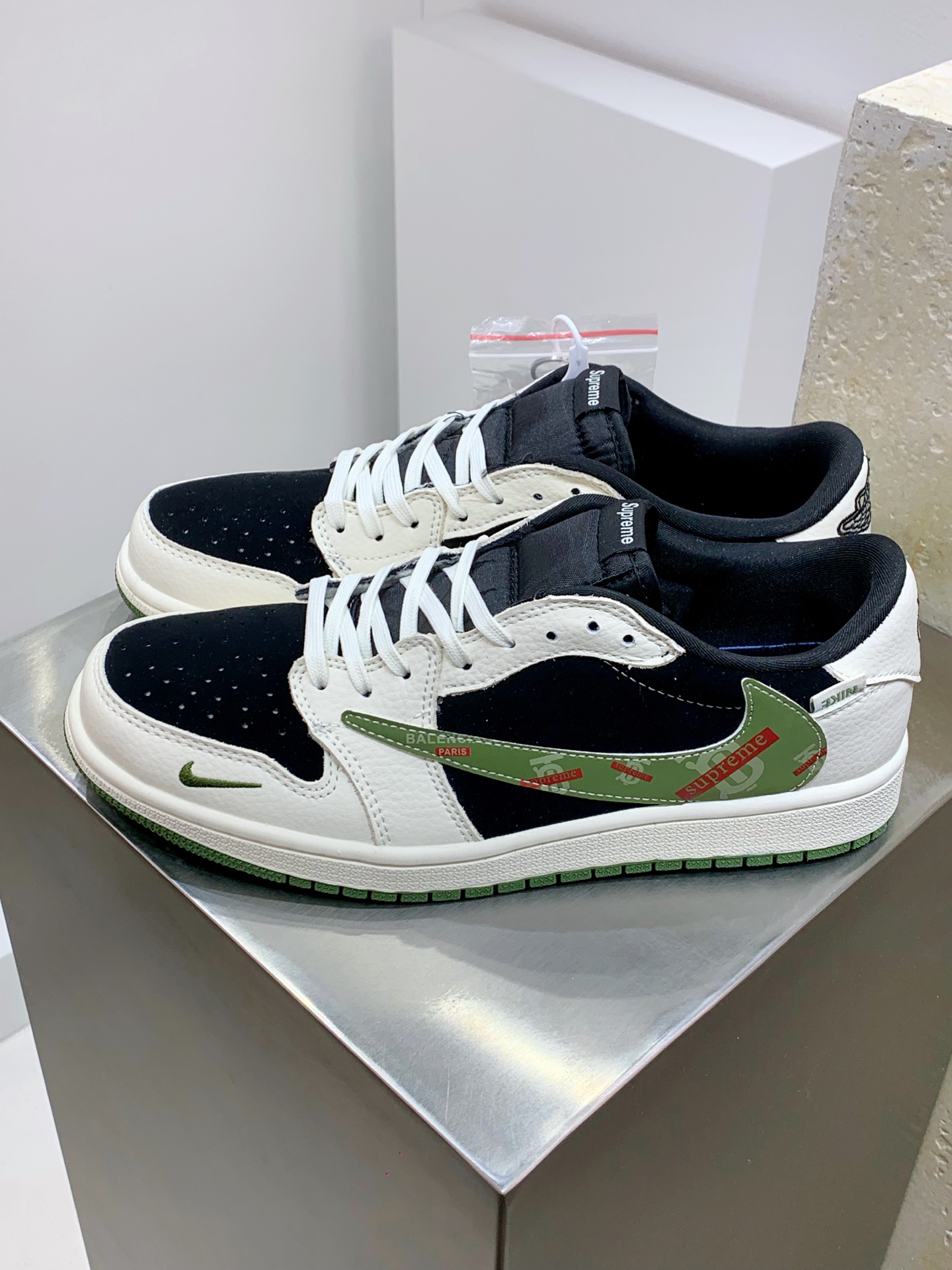 NO:274363,Z#Travis Scott x Nike Air Jordan 1 Low x BURBRRY Air Jordan 1 Low Reverse white, black and green barb Pure original version The whole shoe uses original head leather, solid materials, finely crafted, extremely restored shoe shape, improved Feiyi 3D printing, deep three-dimensional, four-wire midsole pull-up leather material selection, steel stamp, back glue, all new batch Original original molded outsole all shoes original customized leather, delicate feel, correct folding process, perfect details interpretation Official item number XS 032XK Size36 36.5 37.5 38 38.5 39 40 40.5 41 42 42.5 43 44 44.5 45,,burberry19860909Z#Travis Scott x Nike Air Jordan 1 Low x BURBRRY Air Jordan 1 Low 反转白黑绿倒钩 纯原版本 全鞋采用原装头层皮,用料扎实 精雕细琢 鞋型极致还原 飞翼3D打印改良 深度立体 四线中底拉帮皮料选材 钢印 背胶一应俱全 全新批次 原装原模大底全鞋原厂定制皮料,手感细腻正确折边工艺 完美细节诠释 官方货号XS 032XK Size36 36.5 37.5 38 38.5 39 40 40.5 41 42 42.5 43 44 44.5 45,,burberry,Men's shoes