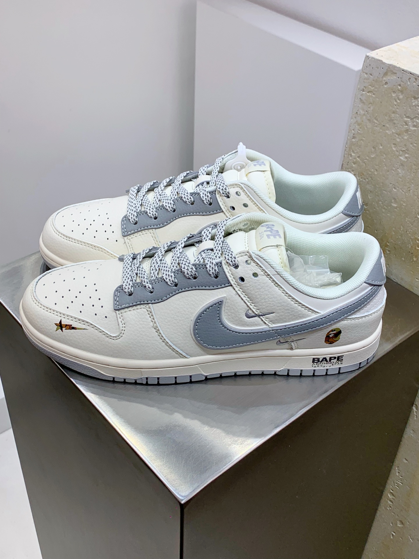 NO:274366,Z#Nike SB Dunk Low x BAPE White gray double hooks full of stars produced by Pure Original Factory Highly recommended Original head layer material Exclusive version distillation processing brings better visual and foot experience Large factory pure original quality shipment Cleanliness Electric embroidery process Clean leather cutting without any burrs Perfect details Official item number XS6089 508XK Size 36 36.5 37.5 38 38.5 39 40 40.5 41 42 42.5 43 44 44.5 45,19860909Z#Nike SB Dunk Low x BAPE 白灰双小钩满天星 纯原大厂出品 极力推荐 原装头层材料 独家版型蒸餾加工 帶來的是更好的视觉和脚感体验 大厂纯原品质出货 清洁度 电绣工艺 皮料切割干净无任何毛边 细节完美 官方货号XS6089 508XK 尺码36 36.5 37.5 38 38.5 39 40 40.5 41 42 42.5 43 44 44.5 45,,Men's shoes