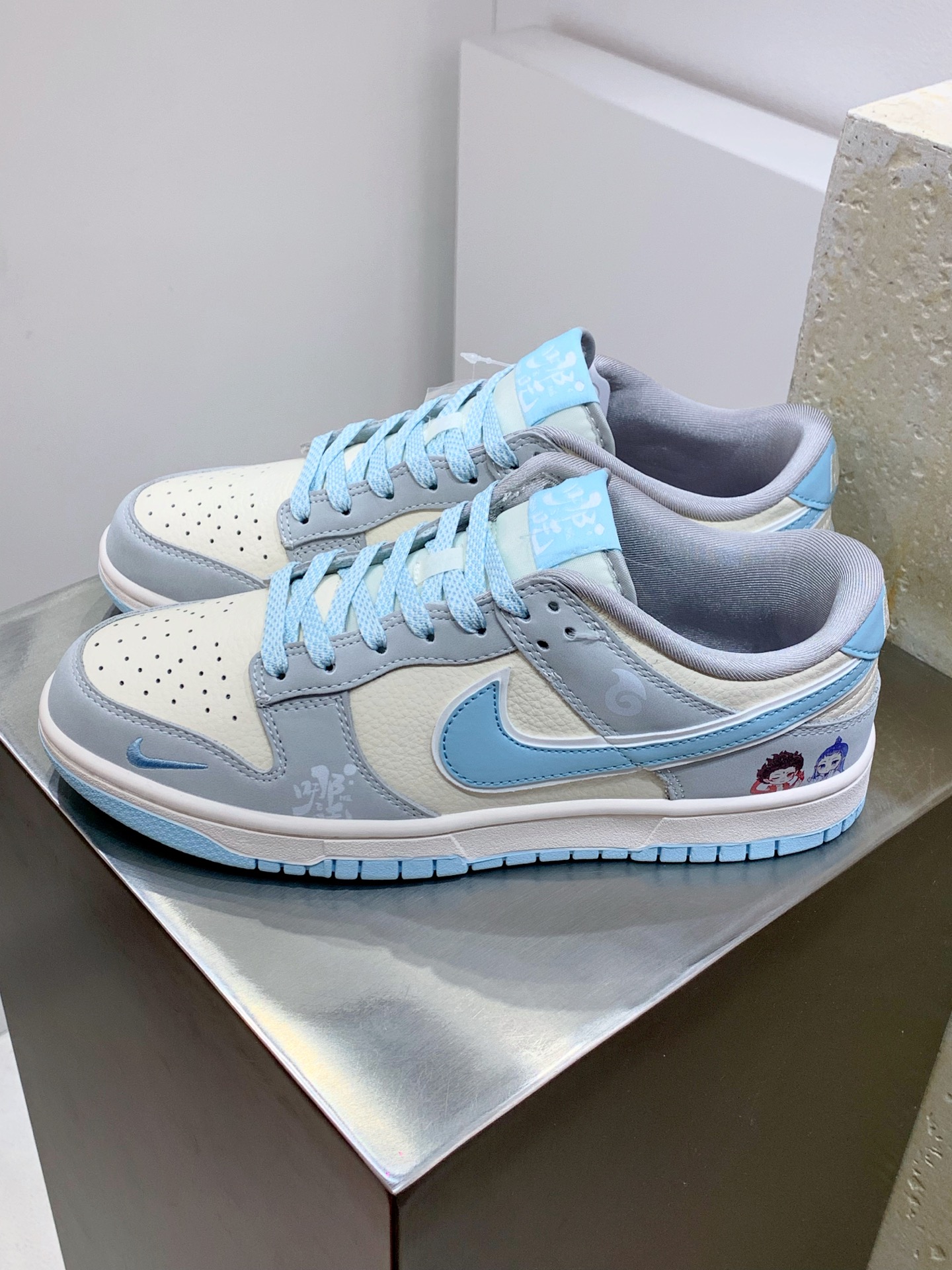 NO:274367,Z#Nike SB Dunk Low Nezha White gray and blue hooks are all over the sky. Production of Pure Original Factory Highly recommended Original head layer material Exclusive version distillation processing brings better visual and foot experience. Pure original quality shipment of Big Factory Cleanliness Electric embroidery process The leather is clean and has no burrs. The details are perfect. Official item number LW1818 114XK Size 36 36.5 37.5 38 38.5 39 40 40.5 41 42 42.5 43 44 44.5 45,19860909Z#Nike SB Dunk Low 哪吒 白灰蓝小钩满天星 纯原大厂出品 极力推荐 原装头层材料 独家版型蒸餾加工 帶來的是更好的视觉和脚感体验 大厂纯原品质出货 清洁度 电绣工艺 皮料切割干净无任何毛边 细节完美 官方货号LW1818 114XK 尺码36 36.5 37.5 38 38.5 39 40 40.5 41 42 42.5 43 44 44.5 45,,Men's shoes