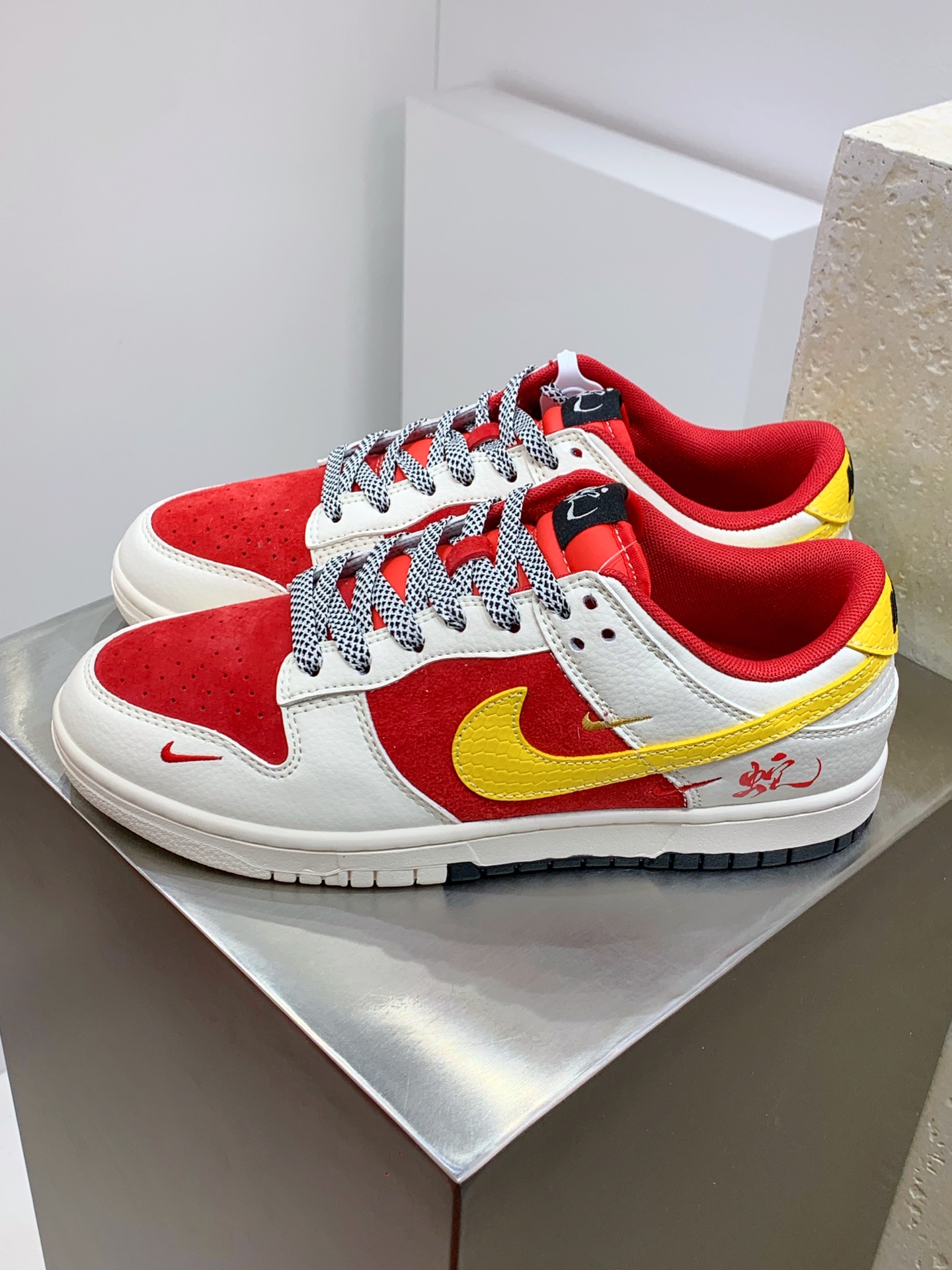 NO:274369,Z#Nike SB Dunk Low Snake Year Limited White, Red and Gold Three Small Hooks Full of Stars Production of Pure Original Factory Highly Recommended Original Head Layer Material Exclusive Edition Distillation Processing brings better visual and foot experience Large Factory Pure Original Quality Shipping Cleanness Electric Embroidery Process The leather is clean and cut without any burrs Perfect details Official item number SJ2558 016XK Size 36 36.5 37.5 38 38.5 39 40 40.5 41 42 42.5 43 44 44.5 45,19860909Z#Nike SB Dunk Low 蛇年限定 白红金三小钩满天星 纯原大厂出品 极力推荐 原装头层材料 独家版型蒸餾加工 帶來的是更好的视觉和脚感体验 大厂纯原品质出货 清洁度 电绣工艺 皮料切割干净无任何毛边 细节完美 官方货号SJ2558 016XK 尺码36 36.5 37.5 38 38.5 39 40 40.5 41 42 42.5 43 44 44.5 45,,Men's shoes