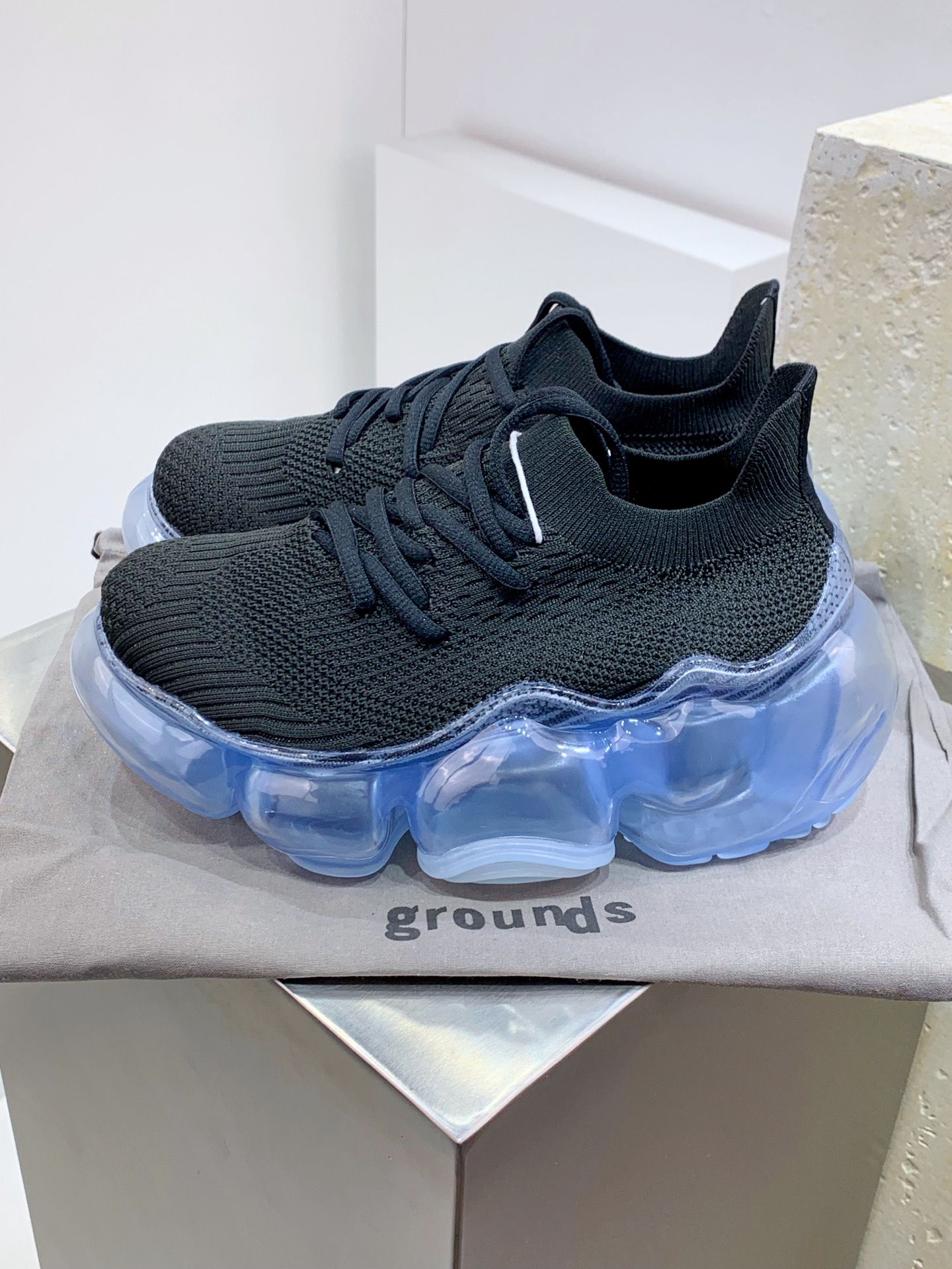 NO:274373,DY# Japanese popular brand Grounds Moople Large bubbles Full-palm air cushion Heightening thick-soled sneakers Use 3D printing technology The sole is transparent bubble shape and looks super futuristic. The upper is seamless knitted material, fits the feet, has good breathability, and is super comfortable to wear. The bubble structure of the sole not only reduces weight, but also cushions the impact of the foot. Official item number: MPT22 Size: 36 37 37.5 38 38.5 39 40,,sneakers19860909DY#日本流行品牌 Grounds Moople 大气泡 全掌大气垫 增高厚底运动鞋 采用3D打印技术 鞋底是透明的气泡形状 看起来超未来感 鞋面是无缝针织材质 贴合脚部 透气性好 穿着超级舒服 鞋底的气泡结构不仅能减轻重量 还能缓冲脚步的冲击力 官方货号: MPT22 尺码: 36 37 37.5 38 38.5 39 40,,sneakers,Men's shoes