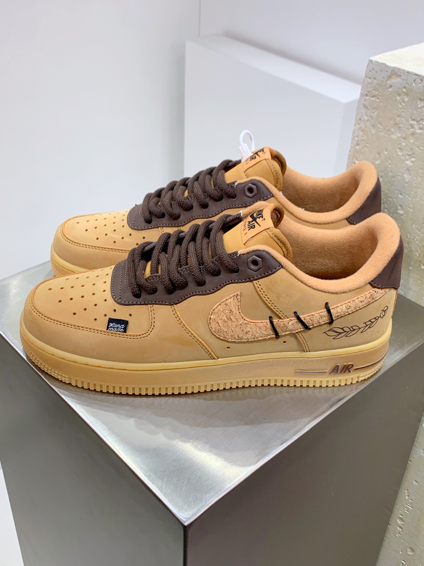 NO:274727,Nike Air Force 1 Low Air Force 1 Low versatile casual sports shoes. Soft, elastic cushioning and excellent midsole design span the retro and modern appearance, creating the Force 1, which has been popular all over the world for more than 30 years, is still very popular today. Size 36 36.5 37.5 38 38.5 39 40 40.5 41 42 42.5 43 44 44.5 45 Item No. CJ9179-200,19860909耐克Nike Air Force 1 Low 空军一号低帮百搭休闲运动板鞋 柔软、弹性十足的缓震性能和出色的中底设计,横跨复古与现代的外型结合,造就出风靡全球三十多年的Force 1,直到今天还深受青睐 尺码36 36.5 37.5 38 38.5 39 40 40.5 41 42 42.5 43 44 44.5 45 货号CJ9179-200,,Men's shoes