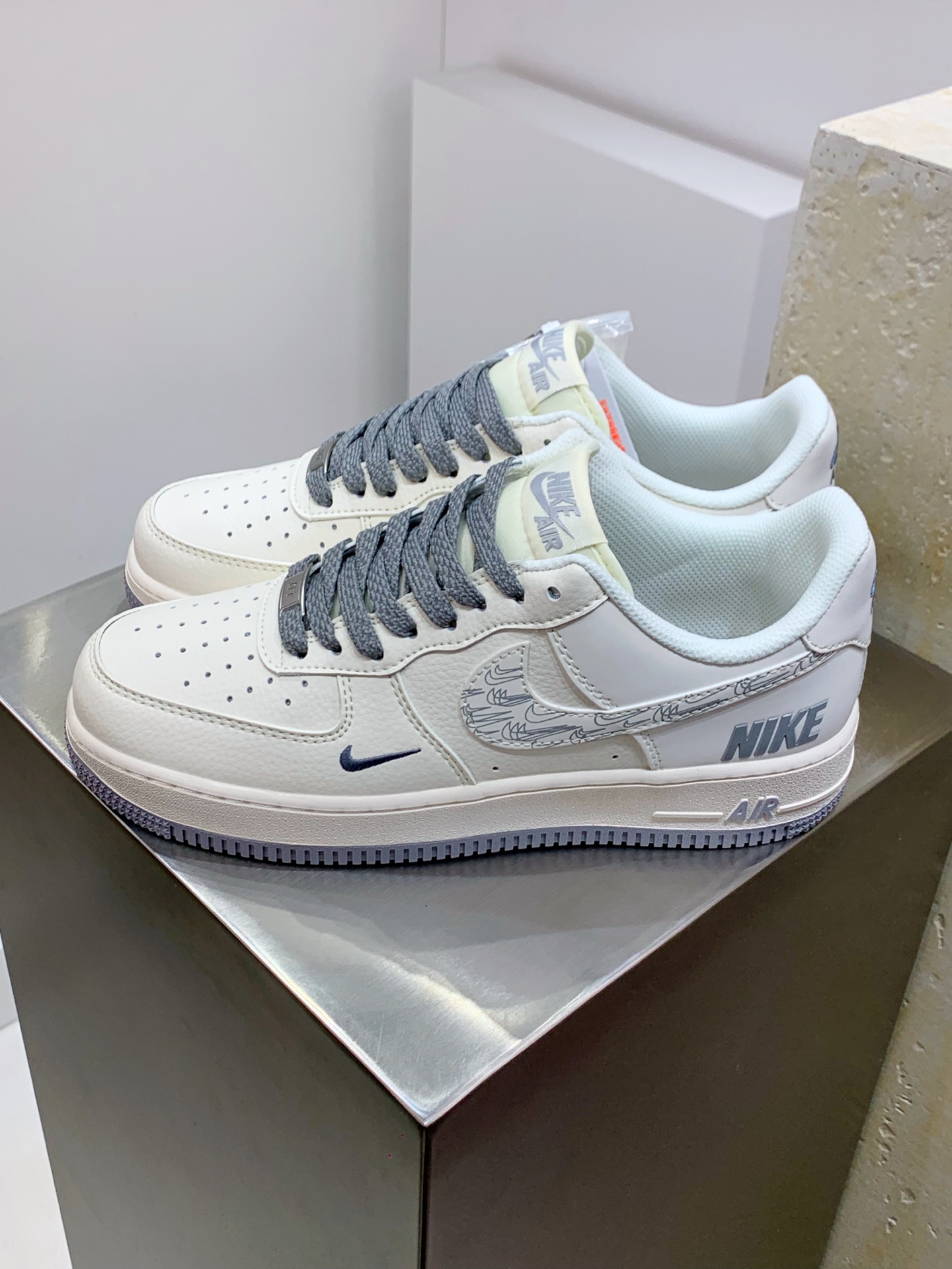 NO:274724,Nike Air Force 1 Low 07 White-gray multi-hook full of stars Original last cardboard Create a pure low-gross air force style Focus on foreign trade channels Built-in honeycomb air cushion Original box accessories Original midsole steel stamp, pulling and perfect official item number HH7518 048 Size36 36.5 37.5 38 38.5 39 40 40.5 41 42 42.5 43 44 44.5 45,19860909Nike Air Force 1 Low 07 白灰多重小钩满天星 原楦头原纸板 打造纯正低帮空军版型 专注外贸渠道 全掌内置蜂窝气垫 原盒配件 原厂中底钢印、拉帮完美 官方货号HH7518 048 Size36 36.5 37.5 38 38.5 39 40 40.5 41 42 42.5 43 44 44.5 45,,Men's shoes