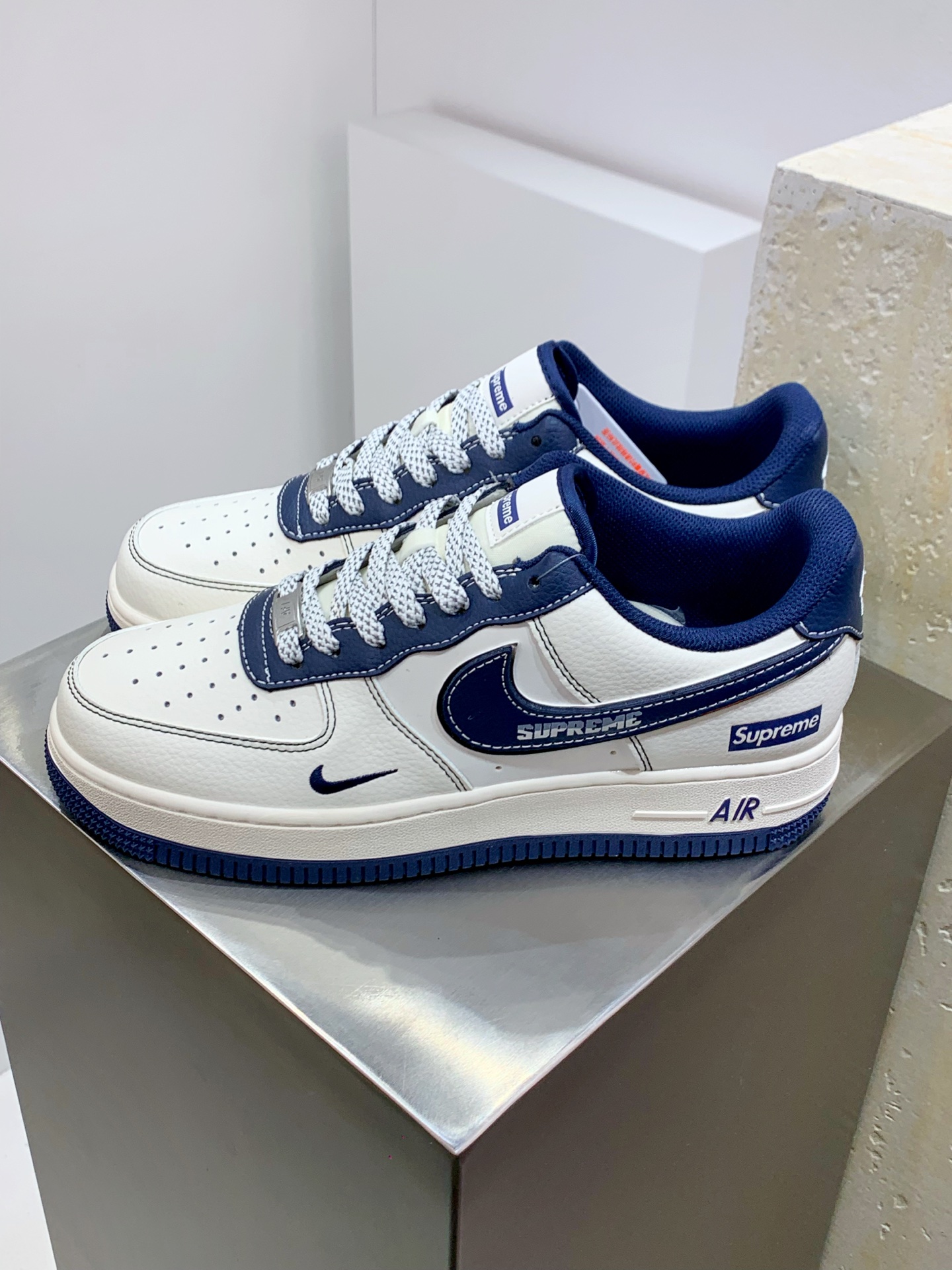 NO:274715,Nike Air Force 1 Low 07 x Supreme White and blue hooks full of stars Original last cardboard Create a pure low-gross air force style Focus on foreign trade channels Built-in honeycomb air cushion Original box accessories Original midsole steel stamp, pulling and perfect official item number XS1958 524 Size36 36.5 37.5 38 38.5 39 40 40.5 41 42 42.5 43 44 44.5 45,19860909Nike Air Force 1 Low 07 x Supreme 白蓝小钩满天星 原楦头原纸板 打造纯正低帮空军版型 专注外贸渠道 全掌内置蜂窝气垫 原盒配件 原厂中底钢印、拉帮完美 官方货号XS1958 524 Size36 36.5 37.5 38 38.5 39 40 40.5 41 42 42.5 43 44 44.5 45,,Men's shoes