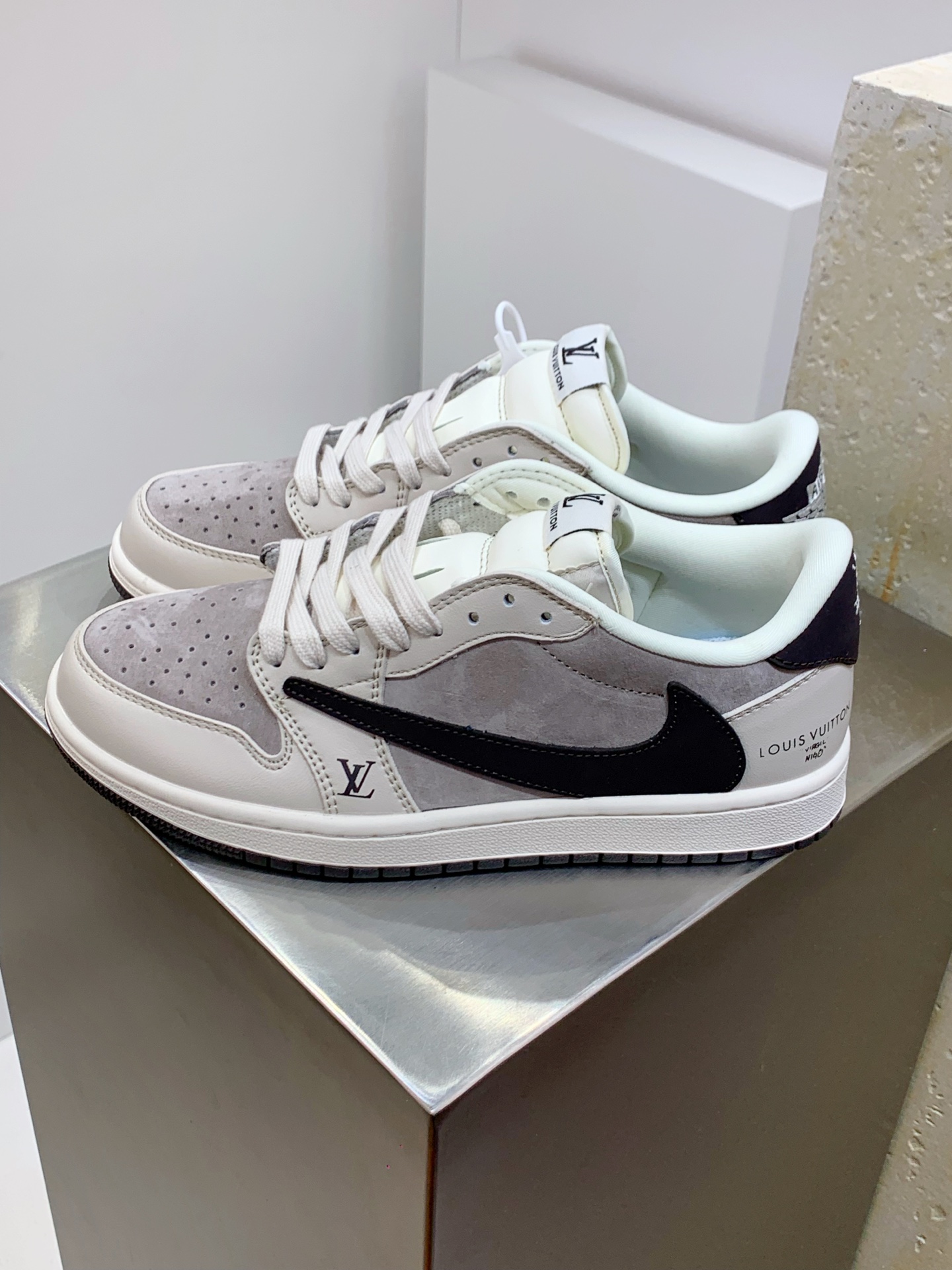 NO:274709,4D#Travis Scott x Nike Air Jordan 1 Low x Louis Vuitton Rice Brown Air Jordan 1 Low Reverse Rice Brown Barb Cost-effective ceiling All shoes use original head leather, solid materials, finely crafted, extremely restored shoe shape, improved Feiyi 3D printing, deep three-dimensional, four-wire midsole pull-up leather material selection, steel stamp, back glue, all new batch Original original molded outsole all shoes original customized leather, delicate feel, correct folding process, perfect details interpretation Official item number LX1988 100TL Size36 36.5 37.5 38 38.5 39 40 40.5 41 42 42.5 43 44  44.5 45 46,,louis vuitton198609094D#Travis Scott x Nike Air Jordan 1 Low x Louis Vuitton 米棕 Air Jordan 1 Low 反转米棕倒钩 性价比天花板 全鞋采用原装头层皮,用料扎实 精雕细琢 鞋型极致还原 飞翼3D打印改良 深度立体 四线中底拉帮皮料选材 钢印 背胶一应俱全 全新批次 原装原模大底全鞋原厂定制皮料,手感细腻正确折边工艺 完美细节诠释 官方货号LX1988 100TL Size36 36.5 37.5 38 38.5 39 40 40.5 41 42 42.5 43 44 44.5 45 46,,louis vuitton,Men's shoes