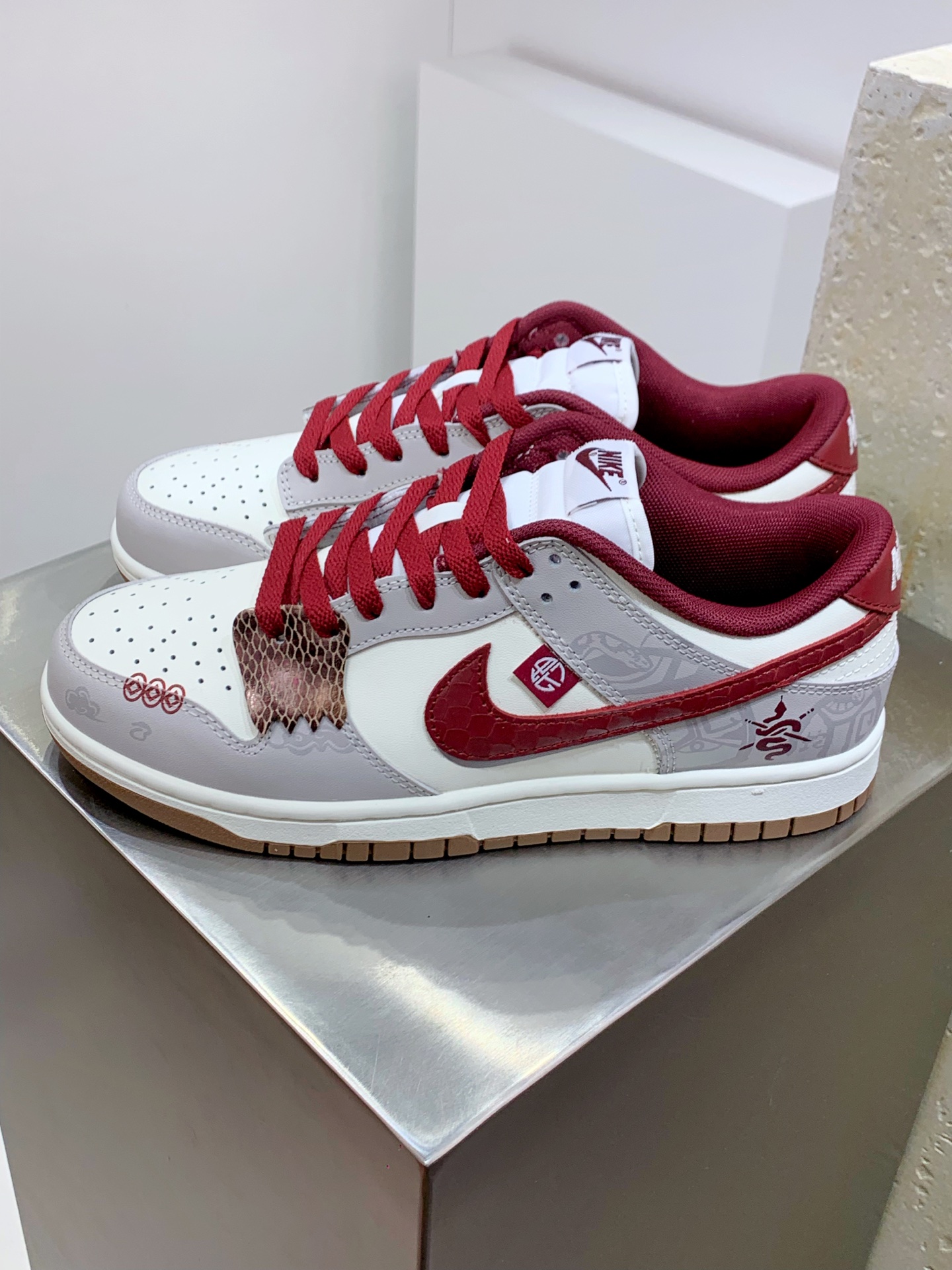 NO:274735,YC#Nike SB Dunk Low Koala Party Ceremony of the Year Misi Ruyi Beibai Red Production of Pure Original Head Layer Material Exclusive Distillation Processing brings a better visual and foot experience Large factory pure original quality shipping Cleanliness Electric embroidery process Clean and free of any burrs in the leather The details are perfect Official item number FB7160 161TL Size 40 40.5 41 42 42.5 43 44 44.5 45 46,19860909YC#Nike SB Dunk Low 考拉派对 环岁之礼 巳巳如意 米白红 纯原大厂出品 极力推荐 原装头层材料 独家版型蒸餾加工 帶來的是更好的视觉和脚感体验 大厂纯原品质出货 清洁度 电绣工艺 皮料切割干净无任何毛边 细节完美 官方货号FB7160 161TL 尺码40 40.5 41 42 42.5 43 44 44.5 45 46,,Men's shoes