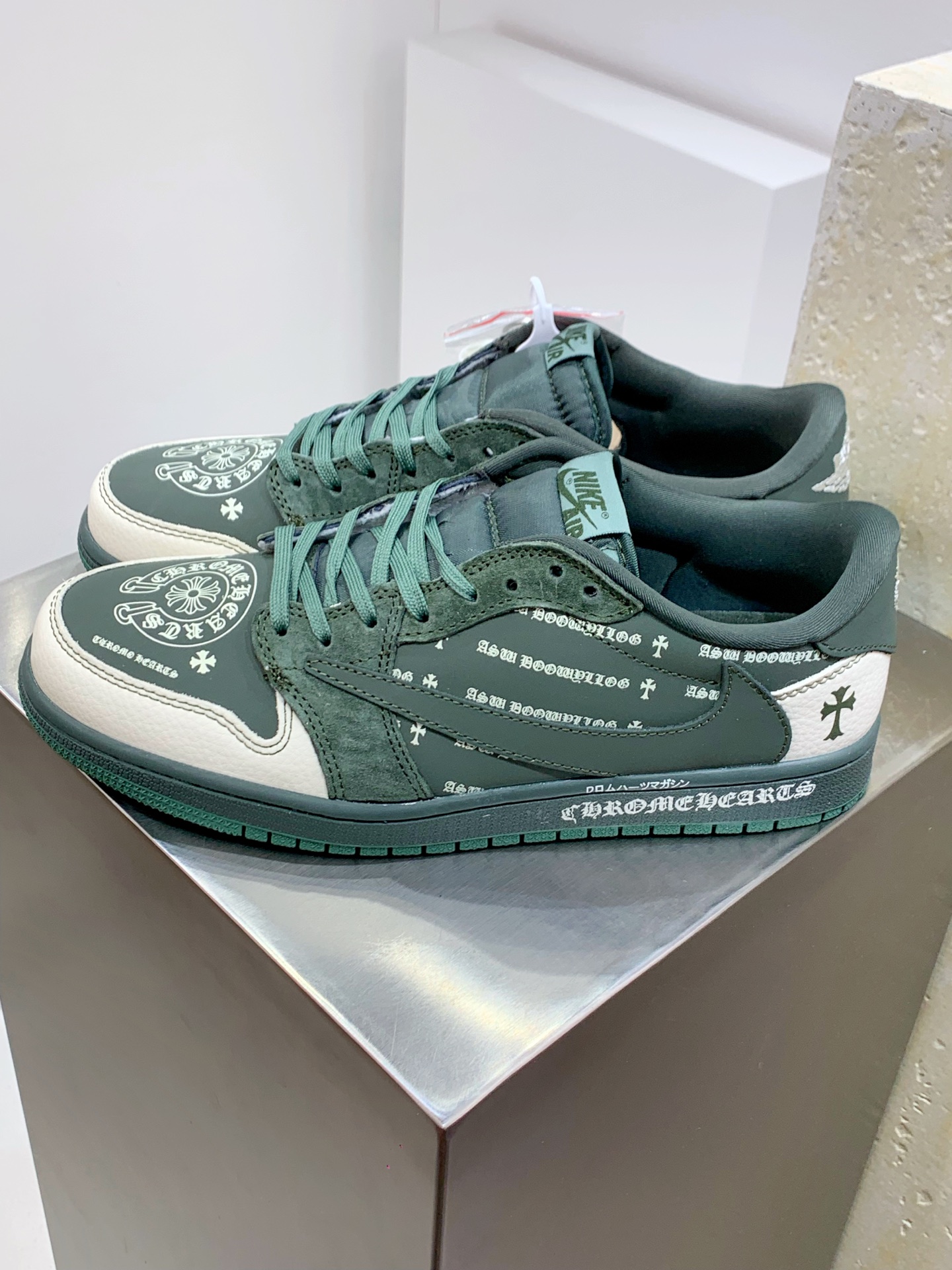 NO:274732,Z#Travis Scott x Nike Air Jordan 1 Low x Chrome Hearts Air Jordan 1 Low Reverse white and green graffiti barb Pure original version The whole shoe uses original head leather, solid materials, finely crafted, extremely restored shoe shape, improved Feiyi 3D printing, deep three-dimensional, four-wire midsole pull-up leather material selection, steel stamp, back glue, all new batch Original original molded outsole all shoes original customized leather, delicate feel, correct folding process, perfect details interpretation Official item number XS 029XK Size36 36.5 37.5 38 38.5 39 40 40.5 41 42 42.5 43 44 44.5 45,,chrome  Hearts19860909Z#Travis Scott x Nike Air Jordan 1 Low x Chrome Hearts Air Jordan 1 Low 反转白绿涂鸦倒钩 纯原版本 全鞋采用原装头层皮,用料扎实 精雕细琢 鞋型极致还原 飞翼3D打印改良 深度立体 四线中底拉帮皮料选材 钢印 背胶一应俱全 全新批次 原装原模大底全鞋原厂定制皮料,手感细腻正确折边工艺 完美细节诠释 官方货号XS 029XK Size36 36.5 37.5 38 38.5 39 40 40.5 41 42 42.5 43 44 44.5 45,,chrome hearts,Men's shoes
