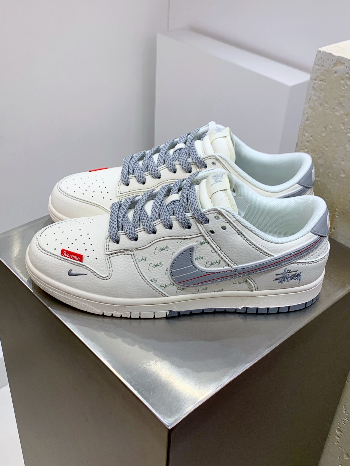 NO:274729,Z#Nike SB Dunk Low x Supreme x Stussy White gray hook full of stars produced by Pure Original Factory Highly recommended Original head layer material Exclusive version distillation processing brings better visual and foot experience Large factory pure original quality shipment Cleanliness Electric embroidery process Clean cut without any burrs Perfect details Official item number XS6089 535XK Size 36 36.5 37.5 38 38.5 39 40 40.5 41 42 42.5 43 44 44.5 45,19860909Z#Nike SB Dunk Low x Supreme x Stussy 白灰小钩满天星 纯原大厂出品 极力推荐 原装头层材料 独家版型蒸餾加工 帶來的是更好的视觉和脚感体验 大厂纯原品质出货 清洁度 电绣工艺 皮料切割干净无任何毛边 细节完美 官方货号XS6089 535XK 尺码36 36.5 37.5 38 38.5 39 40 40.5 41 42 42.5 43 44 44.5 45,,Men's shoes