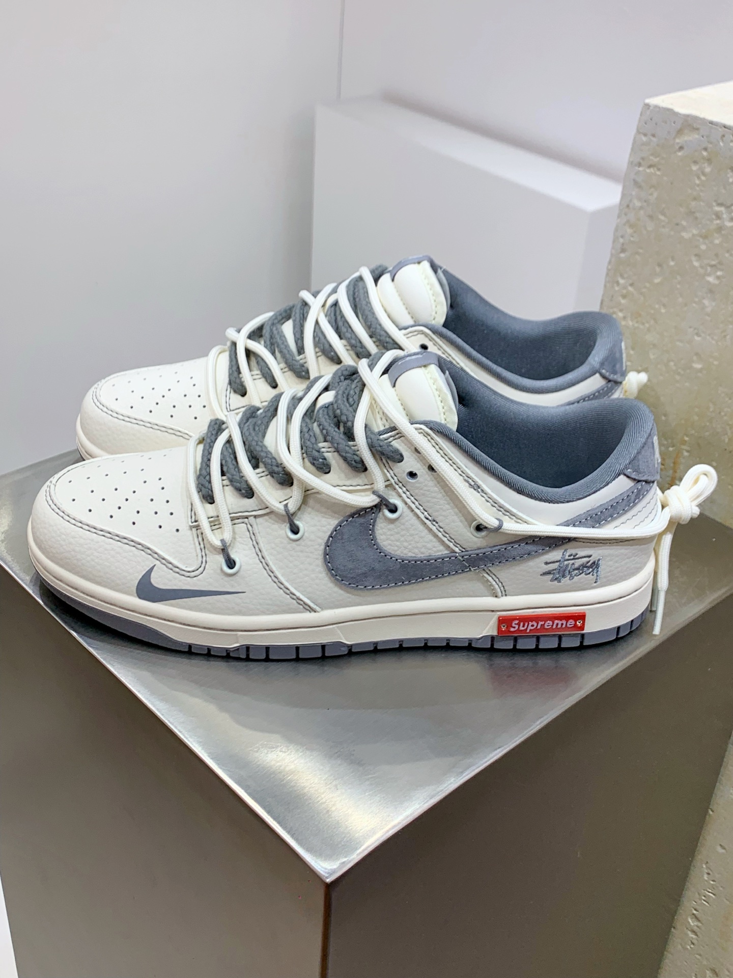 NO:274726,Z#Nike SB Dunk Low x Stussy x Supreme White gray small hook and hemp rope straps produced by Pure original factory Highly recommended Original head layer material Exclusive version distillation processing brings better visual and foot experience Large factory pure original quality shipment Cleanliness Electric embroidery process Clean cut without any burrs Perfect details Official item number YX5066 276XK Size 36 36.5 37.5 38 38.5 39 40 40.5 41 42 42.5 43 44 44.5 45,19860909Z#Nike SB Dunk Low x Stussy x Supreme 白灰小钩麻绳绑带 纯原大厂出品 极力推荐 原装头层材料 独家版型蒸餾加工 帶來的是更好的视觉和脚感体验 大厂纯原品质出货 清洁度 电绣工艺 皮料切割干净无任何毛边 细节完美 官方货号YX5066 276XK 尺码36 36.5 37.5 38 38.5 39 40 40.5 41 42 42.5 43 44 44.5 45,,Men's shoes