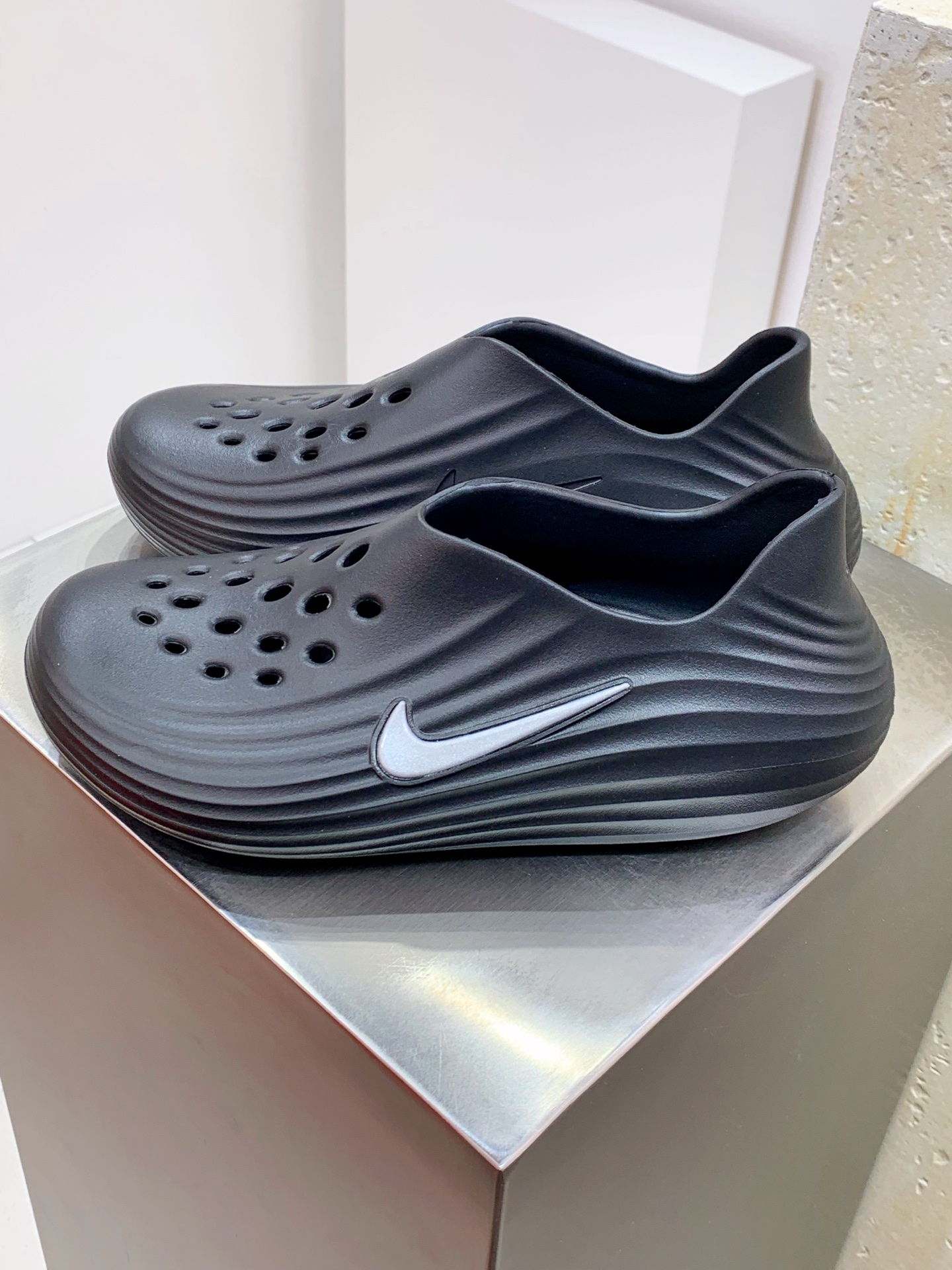 NO:278725,DT#Nike Reactx Rejuven8 men's sandals are made of soft texture and outstanding rebound ReactX foam, creating an extraordinary and comfortable daily wear experience to help you stay energetic. The upper breathable hole design creates excellent breathability, rubber outsole, and provides strong grip that can handle slippery ground. Item number HV5060-001 Shoe size 36-45 04LY367A12,,sandals19860909DT#Nike Reactx Rejuven8男子凉鞋采用质感柔软且出众回弹的 ReactX泡绵,缔造非凡舒适的日常穿着体验,助你保持活力.鞋面透气孔设计,营造出色透气性,橡胶外底,提供可驾驭湿滑地面的强劲抓地力 货号HV5060-001 鞋码36-45 04LY367A12,,sandals,Men's shoes