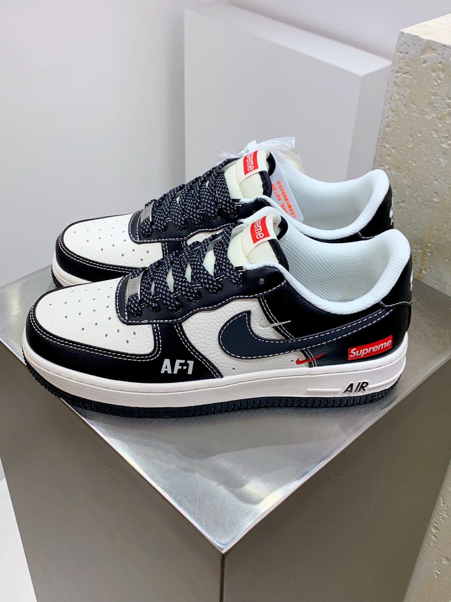 NO:278730,Nike Air Force 1 Low 07 x Supreme Black and white double hooks full of stars Original last cardboard Create a pure low-gross air force style Focus on foreign trade channels Built-in honeycomb air cushion Original box accessories Original midsole steel stamp, perfect pulling and pulling official item number HH7518 053 ​​Size36 36.5 37.5 38 38.5 39 40 40.5 41 42 42.5 43 44 44.5 45,19860909Nike Air Force 1 Low 07 x Supreme 黑白双小钩满天星 原楦头原纸板 打造纯正低帮空军版型 专注外贸渠道 全掌内置蜂窝气垫 原盒配件 原厂中底钢印、拉帮完美 官方货号HH7518 053 Size36 36.5 37.5 38 38.5 39 40 40.5 41 42 42.5 43 44 44.5 45,,Men's shoes