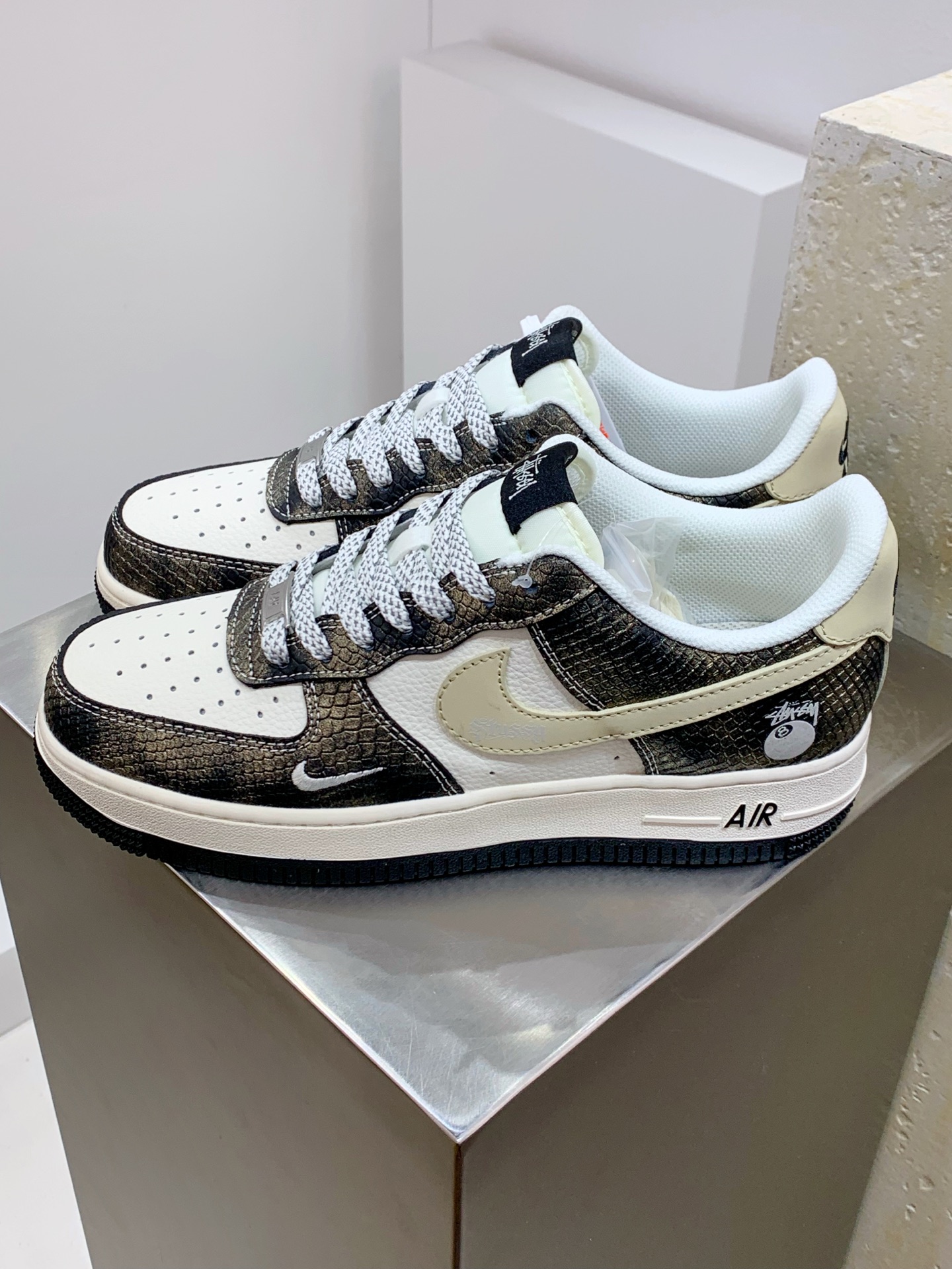 NO:278735,Nike Air Force 1 Low 07 x Stussy Platinum python pattern small hook full of stars Original last original cardboard Create a pure low-gross air force style Focus on foreign trade channels Full palm built-in honeycomb air cushion Original box accessories Original midsole steel stamp, pulling and perfect official item number XS1958 556 Size36 36.5 37.5 38 38.5 39 40 40.5 41 42 42.5 43 44 44.5 45,19860909Nike Air Force 1 Low 07 x Stussy 白金蟒纹小钩满天星 原楦头原纸板 打造纯正低帮空军版型 专注外贸渠道 全掌内置蜂窝气垫 原盒配件 原厂中底钢印、拉帮完美 官方货号XS1958 556 Size36 36.5 37.5 38 38.5 39 40 40.5 41 42 42.5 43 44 44.5 45,,Men's shoes