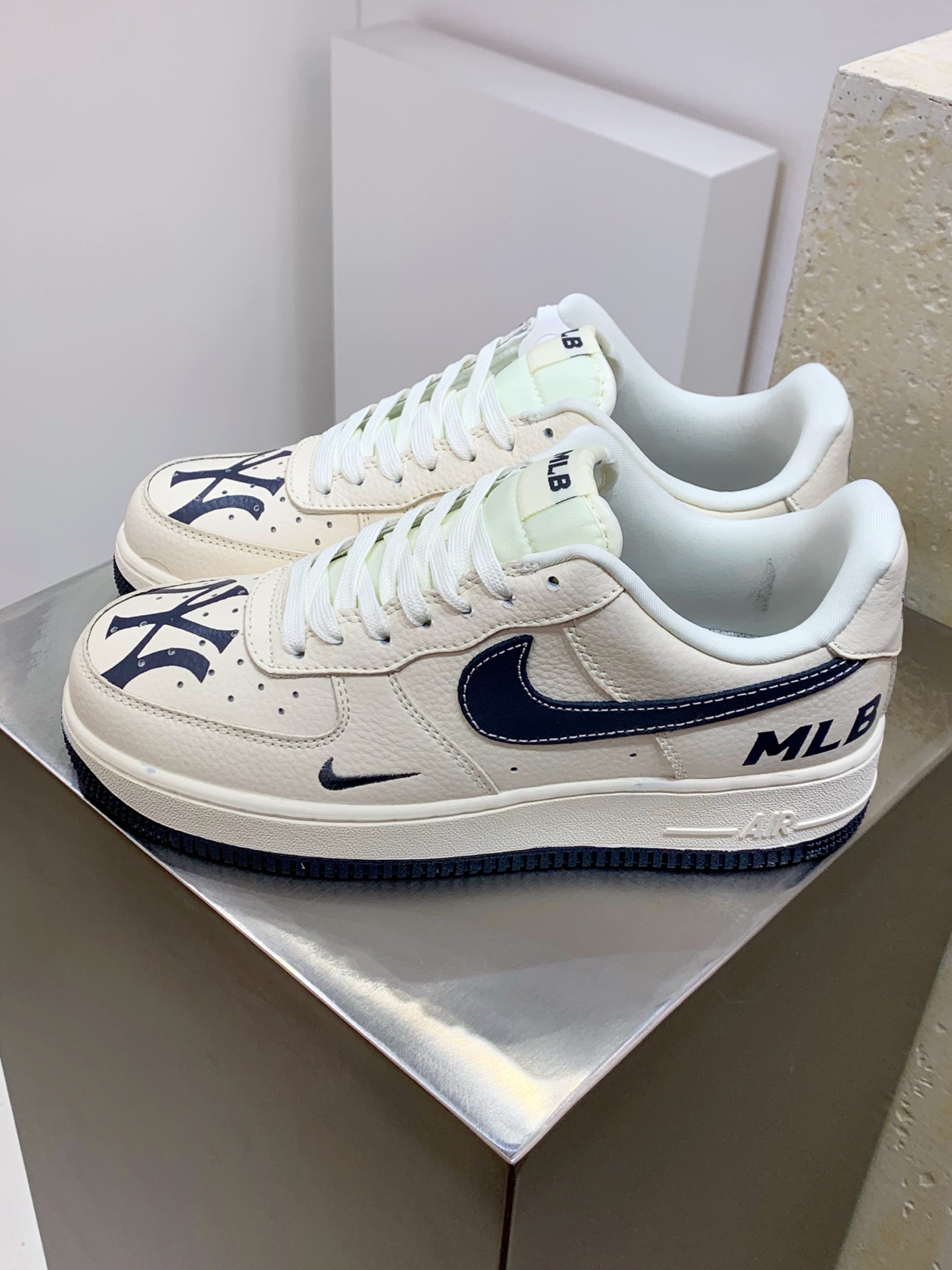 NO:278740,Nike Air Force 1 Low 07 x MLB White and black hook Original last cardboard Create a pure low-gross air force style Focus on foreign trade channels Built-in honeycomb air cushion Original box accessories Original midsole steel stamp, pulling and perfect official item number DF0188 051 Size36 36.5 37.5 38 38.5 39 40 40.5 41 42 42.5 43 44 44.5 45,19860909Nike Air Force 1 Low 07 x MLB 白黑小钩 原楦头原纸板 打造纯正低帮空军版型 专注外贸渠道 全掌内置蜂窝气垫 原盒配件 原厂中底钢印、拉帮完美 官方货号DF0188 051 Size36 36.5 37.5 38 38.5 39 40 40.5 41 42 42.5 43 44 44.5 45,,Men's shoes