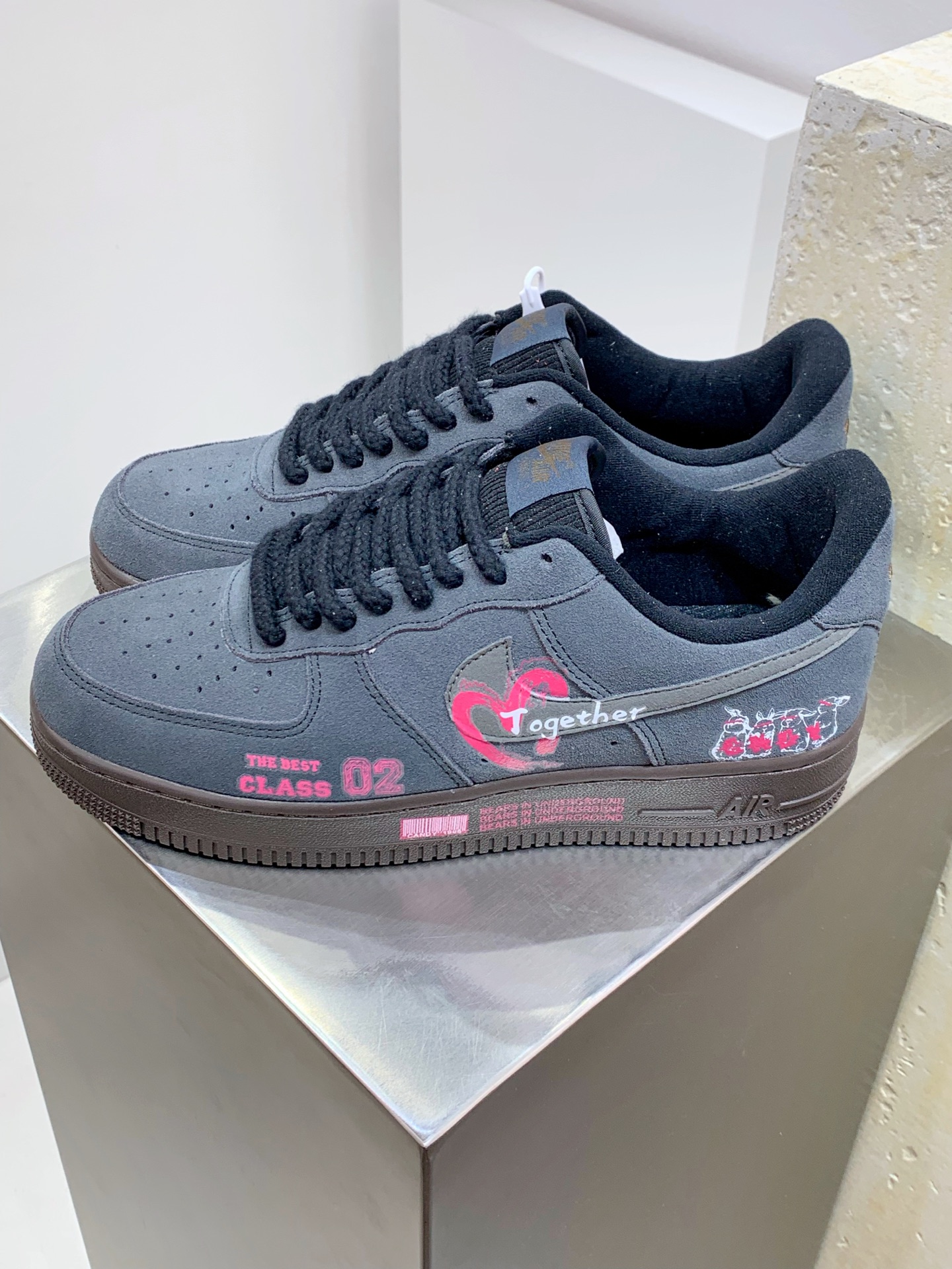 NO:278747,Nike Air Force 1 Low 07 Dark graffiti original last original cardboard Create a pure low-gross air force pattern Focus on foreign trade channels Built-in honeycomb air cushion Original box accessories Original midsole steel stamp, pulling and perfect official item number DO6730 010 Size36 36.5 37.5 38 38.5 39 40 40.5 41 42 42.5 43 44 44.5 45,19860909Nike Air Force 1 Low 07 深灰粉涂鸦 原楦头原纸板 打造纯正低帮空军版型 专注外贸渠道 全掌内置蜂窝气垫 原盒配件 原厂中底钢印、拉帮完美 官方货号DO6730 010 Size36 36.5 37.5 38 38.5 39 40 40.5 41 42 42.5 43 44 44.5 45,,Men's shoes