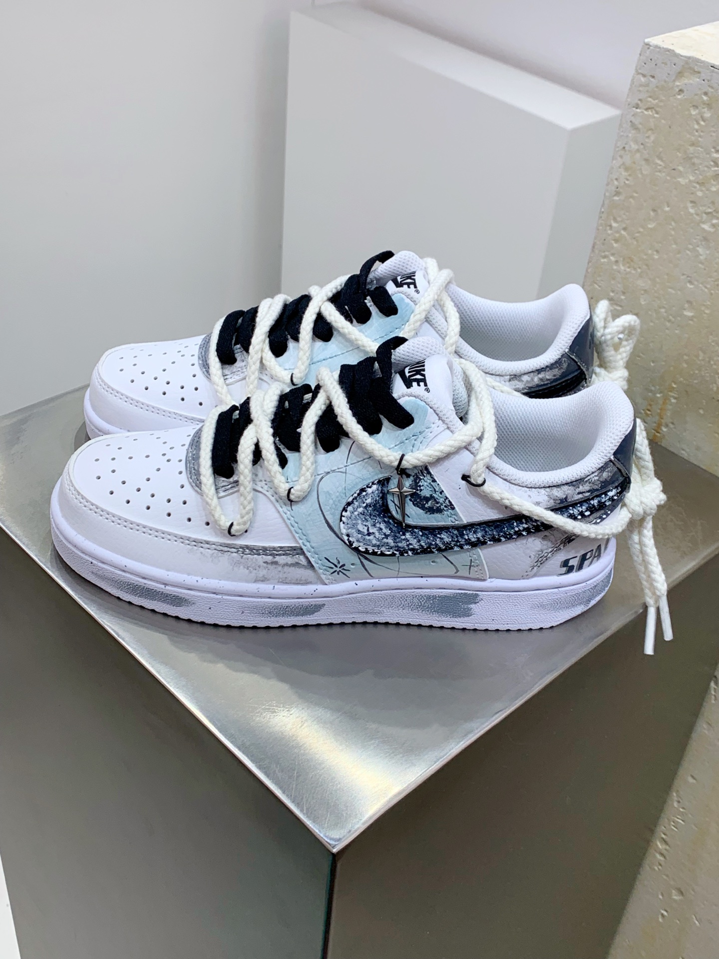 NO:278750,Nike Court Vision Low Interstellar Space White Gray Blue Casual Sports Shoes Production by Pure Original Factory Highly recommended Low-top versatile breathable casual sports shoes, classic and durable design, taking into account the comfortable foot feeling and outstanding style, interpreting the ingenious work Structural support and fit combined with retro basketball design, shaping off-site all-star style Official item number DH2987 088XK Number of sizes 36 36.5 37.5 38 38.5 39 40 40.5 41 42 42.5 43 44 44.5 45,19860909Nike Court Vision Low 星际空间 白灰蓝 休闲运动板鞋 纯原大厂出品 极力推荐 低帮百搭透气休闲运动板鞋,经典耐用的设计 兼顾舒适脚感和出众风范,演绎匠心之作 结构性的支撑贴合感结合复古篮球设计,塑就场外全明星风范 官方货号DH2987 088XK 码数36 36.5 37.5 38 38.5 39 40 40.5 41 42 42.5 43 44 44.5 45,,Men's shoes