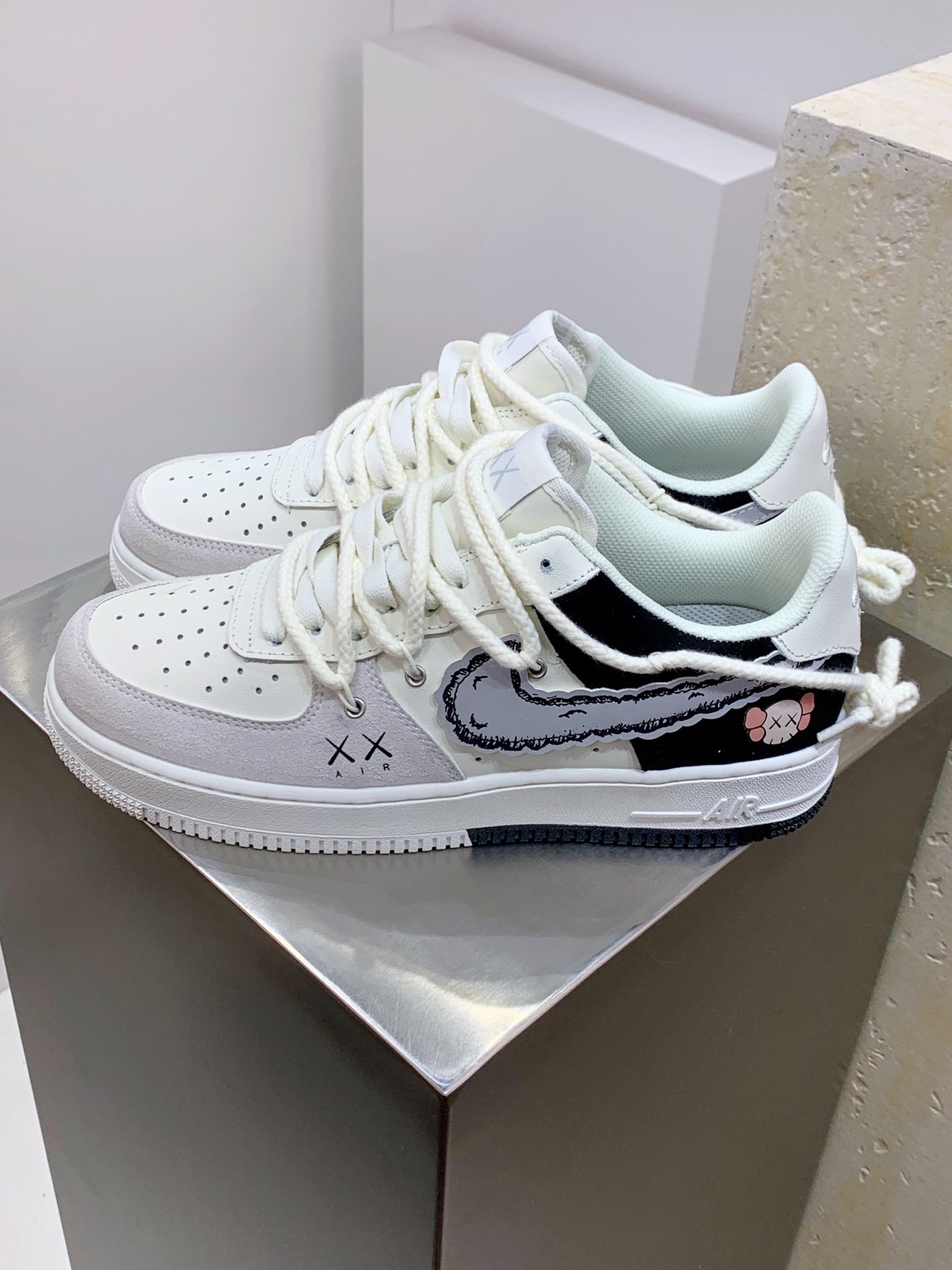 NO:278753,Nike Air Force 1 Low 07 x KAWS White and black straps Original last cardboard Create a pure low-gross air force style Focus on foreign trade channels Built-in honeycomb air cushion Original box accessories Original midsole steel stamp, pulling and perfect official item number SL 888833 Size36 36.5 37.5 38 38.5 39 40 40.5 41 42 42.5 43 44 44.5 45,19860909Nike Air Force 1 Low 07 x KAWS 白黑绑带 原楦头原纸板 打造纯正低帮空军版型 专注外贸渠道 全掌内置蜂窝气垫 原盒配件 原厂中底钢印、拉帮完美 官方货号SL 888833 Size36 36.5 37.5 38 38.5 39 40 40.5 41 42 42.5 43 44 44.5 45,,Men's shoes