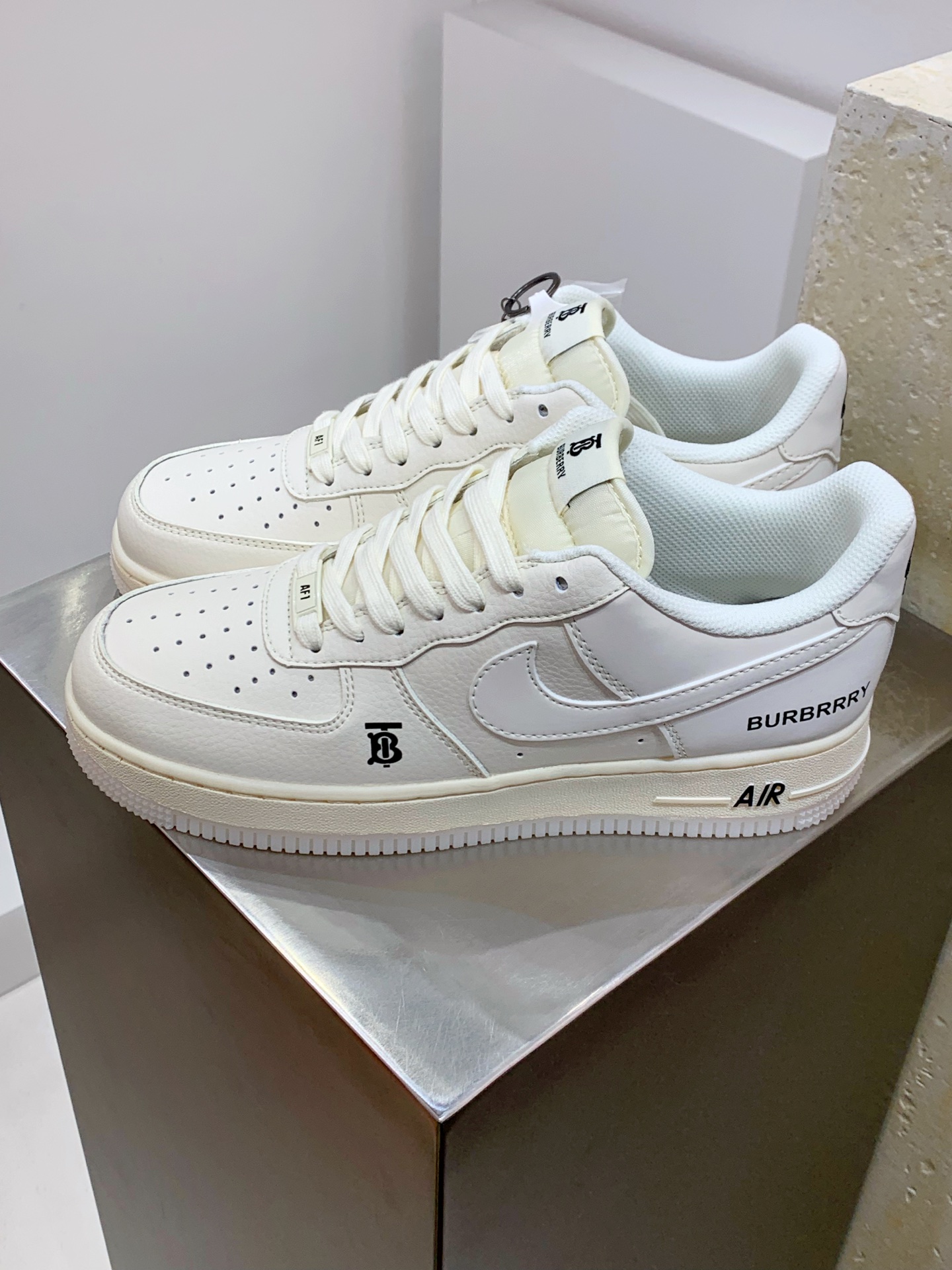 NO:278716,Nike Air Force 1 Low 07 x BURBRRY White and black small label Original last cardboard Create a pure low-gross air force style Focus on foreign trade channels Built-in honeycomb air cushion Original box accessories Original midsole steel stamp, pulling and perfect official item number BB8588 226 Size36 36.5 37.5 38 38.5 39 40 40.5 41 42 42.5 43 44 44.5 45,,burberry19860909Nike Air Force 1 Low 07 x BURBRRY 白黑小标 原楦头原纸板 打造纯正低帮空军版型 专注外贸渠道 全掌内置蜂窝气垫 原盒配件 原厂中底钢印、拉帮完美 官方货号BB8588 226 Size36 36.5 37.5 38 38.5 39 40 40.5 41 42 42.5 43 44 44.5 45,,burberry,Men's shoes