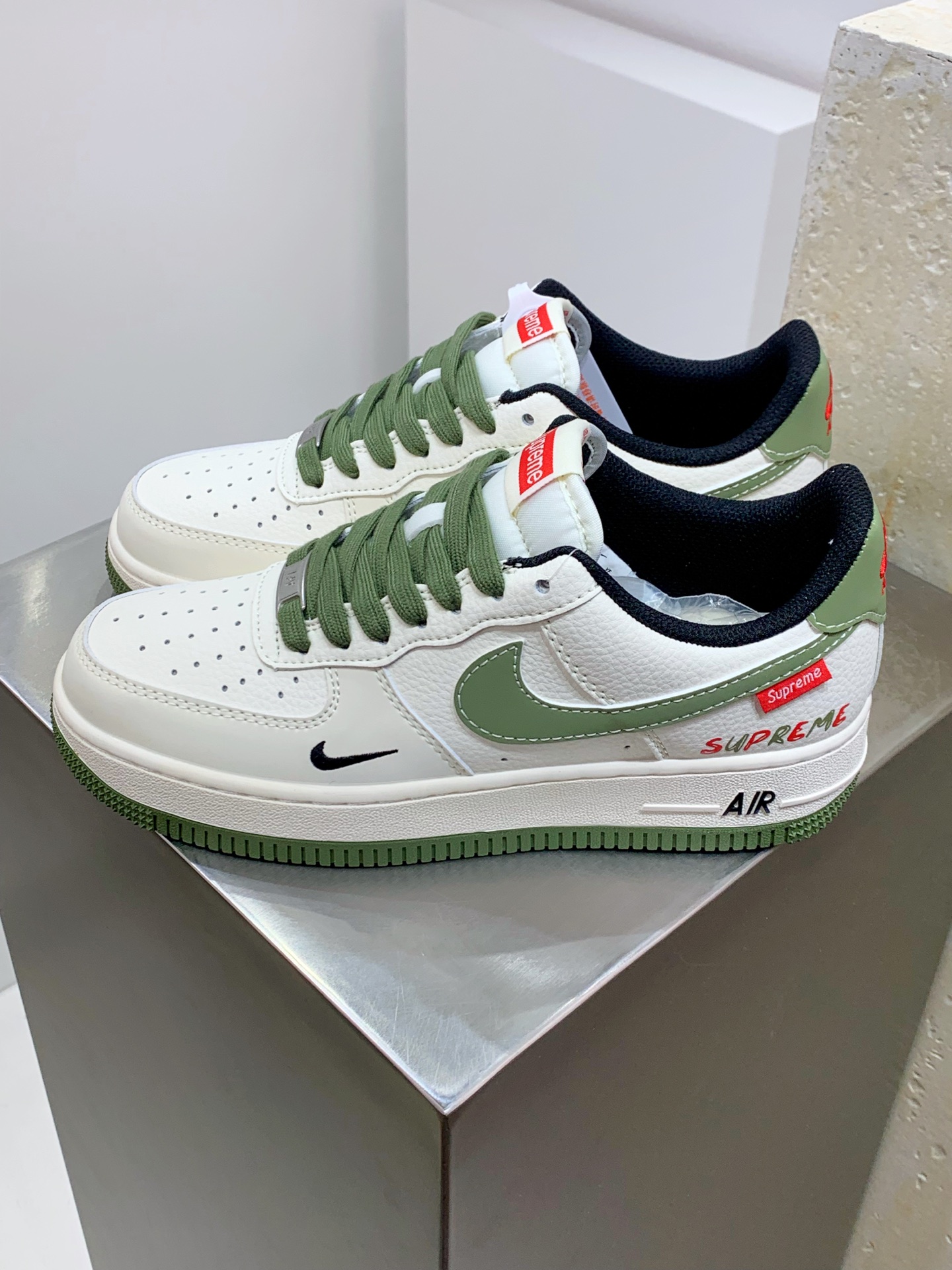 NO:278726,Nike Air Force 1 Low 07 x Supreme White and green hook Original last cardboard Create a pure low-gross air force style Focus on foreign trade channels Built-in honeycomb air cushion Original box accessories Original midsole steel stamp, pulling and perfect official item number XS1958 566 Size36 36.5 37.5 38 38.5 39 40 40.5 41 42 42.5 43 44 44.5 45,19860909Nike Air Force 1 Low 07 x Supreme 白绿小钩 原楦头原纸板 打造纯正低帮空军版型 专注外贸渠道 全掌内置蜂窝气垫 原盒配件 原厂中底钢印、拉帮完美 官方货号XS1958 566 Size36 36.5 37.5 38 38.5 39 40 40.5 41 42 42.5 43 44 44.5 45,,Men's shoes