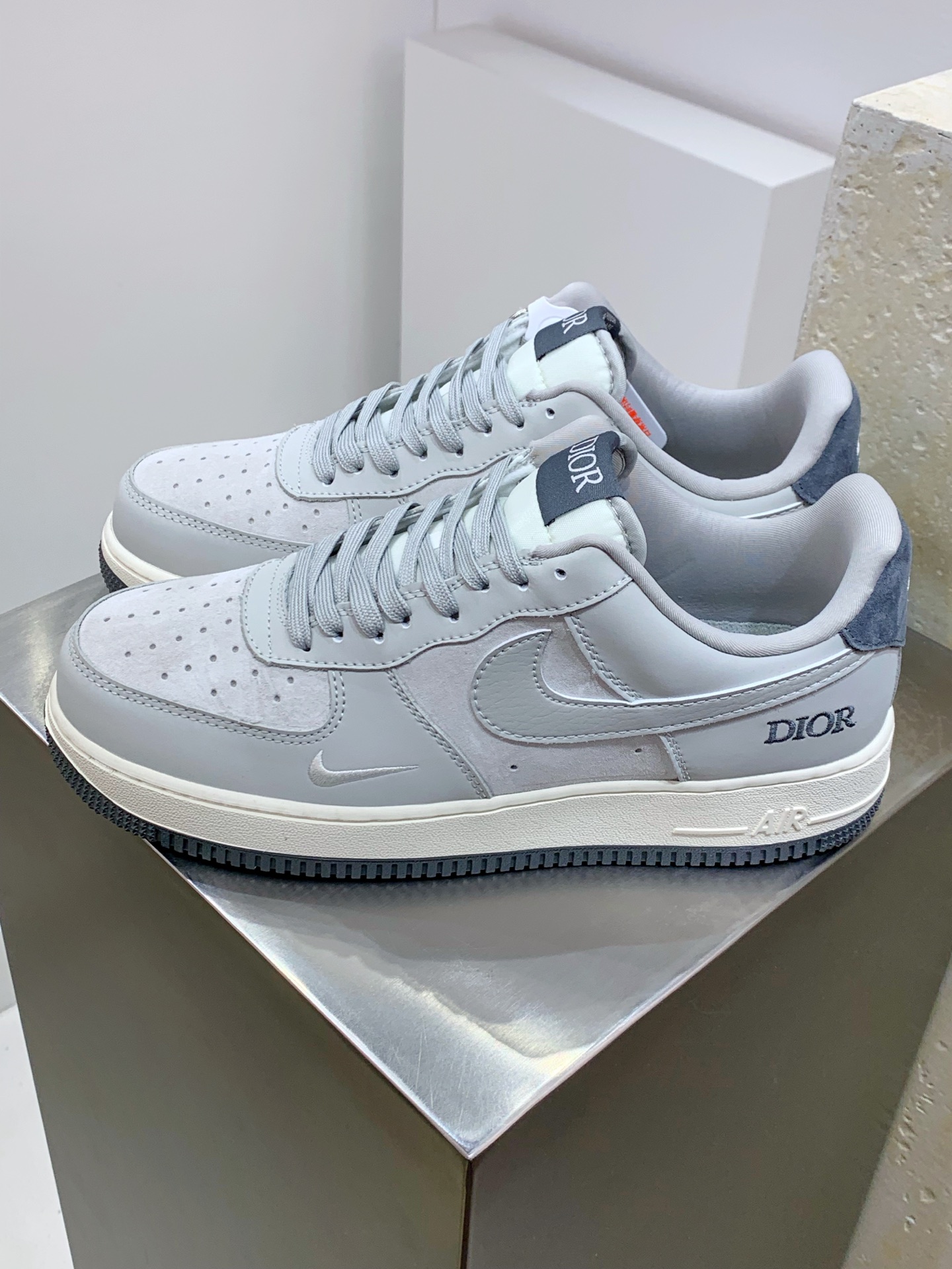 NO:278731,Nike Air Force 1 Low 07 x DIOR Gray-white hook Original last original cardboard Create a pure low-gross air force style Focus on foreign trade channels Built-in honeycomb air cushion Original box accessories Original midsole steel stamp, pulling and perfect official item number DF0188 041 Size36 36.5 37.5 38 38.5 39 40 40.5 41 42 42.5 43 44 44.5 45,,dior19860909Nike Air Force 1 Low 07 x DIOR 灰白小钩 原楦头原纸板 打造纯正低帮空军版型 专注外贸渠道 全掌内置蜂窝气垫 原盒配件 原厂中底钢印、拉帮完美 官方货号DF0188 041 Size36 36.5 37.5 38 38.5 39 40 40.5 41 42 42.5 43 44 44.5 45,,dior,Men's shoes