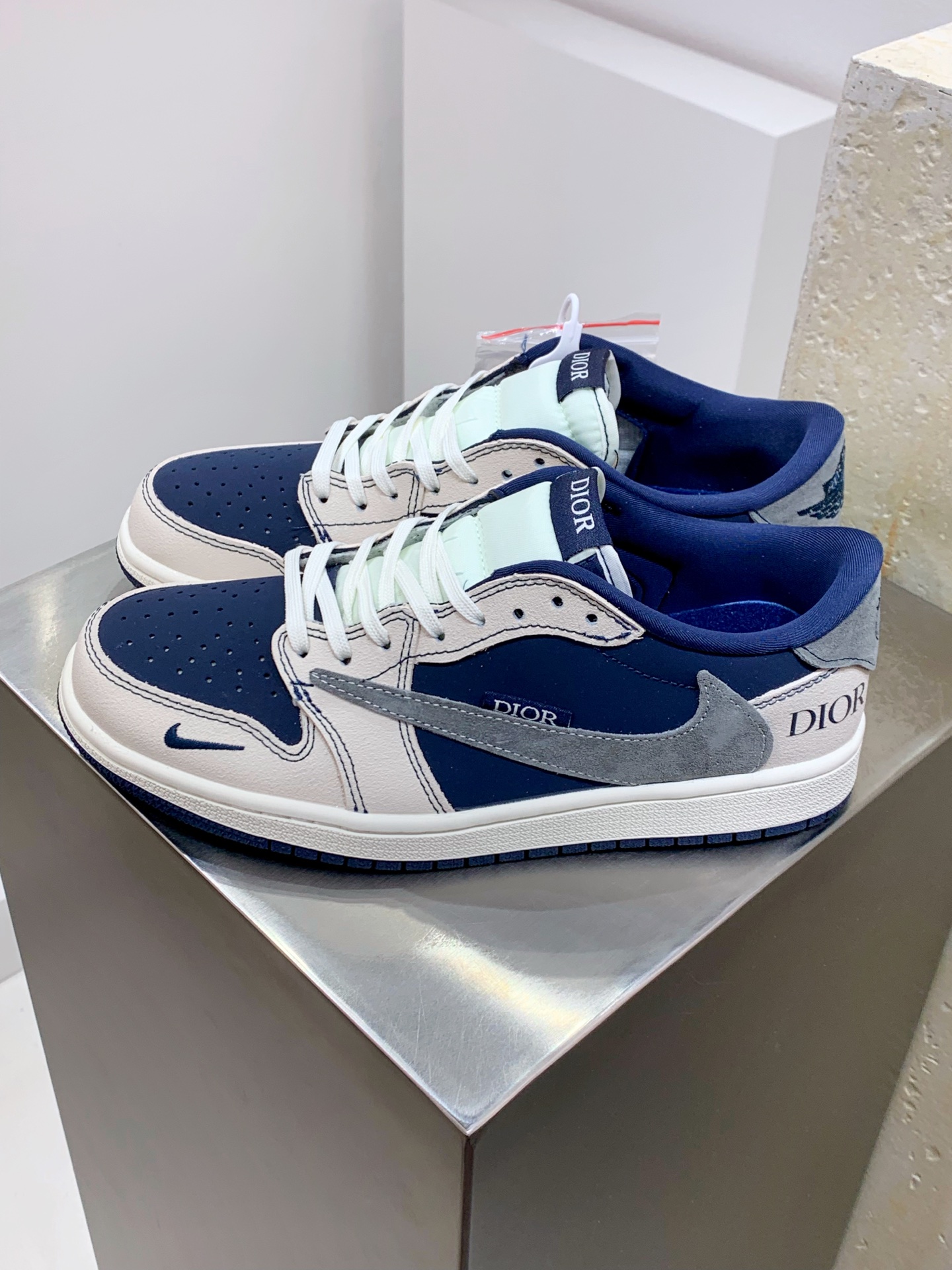 NO:278748,Z#Travis Scott x Nike Air Jordan 1 Low x DIOR Air Jordan 1 Low Reverse white and blue hook barb Pure original version The whole shoe uses original head leather, solid materials, finely crafted, extremely restored shoe shape, improved Feiyi 3D printing, deep three-dimensional, four-wire midsole pull-up leather material selection, steel stamp, back glue, all new batch Original original molded large sole all shoe original customized leather, delicate feel and correct folding process, perfect details interpretation Official item number XS 012XK Size36 36.5 37.5 38 38.5 39 40 40.5 41 42 42.5 43 44 44.5 45,,dior19860909Z#Travis Scott x Nike Air Jordan 1 Low x DIOR Air Jordan 1 Low 反转白蓝小钩倒钩 纯原版本 全鞋采用原装头层皮,用料扎实 精雕细琢 鞋型极致还原 飞翼3D打印改良 深度立体 四线中底拉帮皮料选材 钢印 背胶一应俱全 全新批次 原装原模大底全鞋原厂定制皮料,手感细腻正确折边工艺 完美细节诠释 官方货号XS 012XK Size36 36.5 37.5 38 38.5 39 40 40.5 41 42 42.5 43 44 44.5 45,,dior,Men's shoes