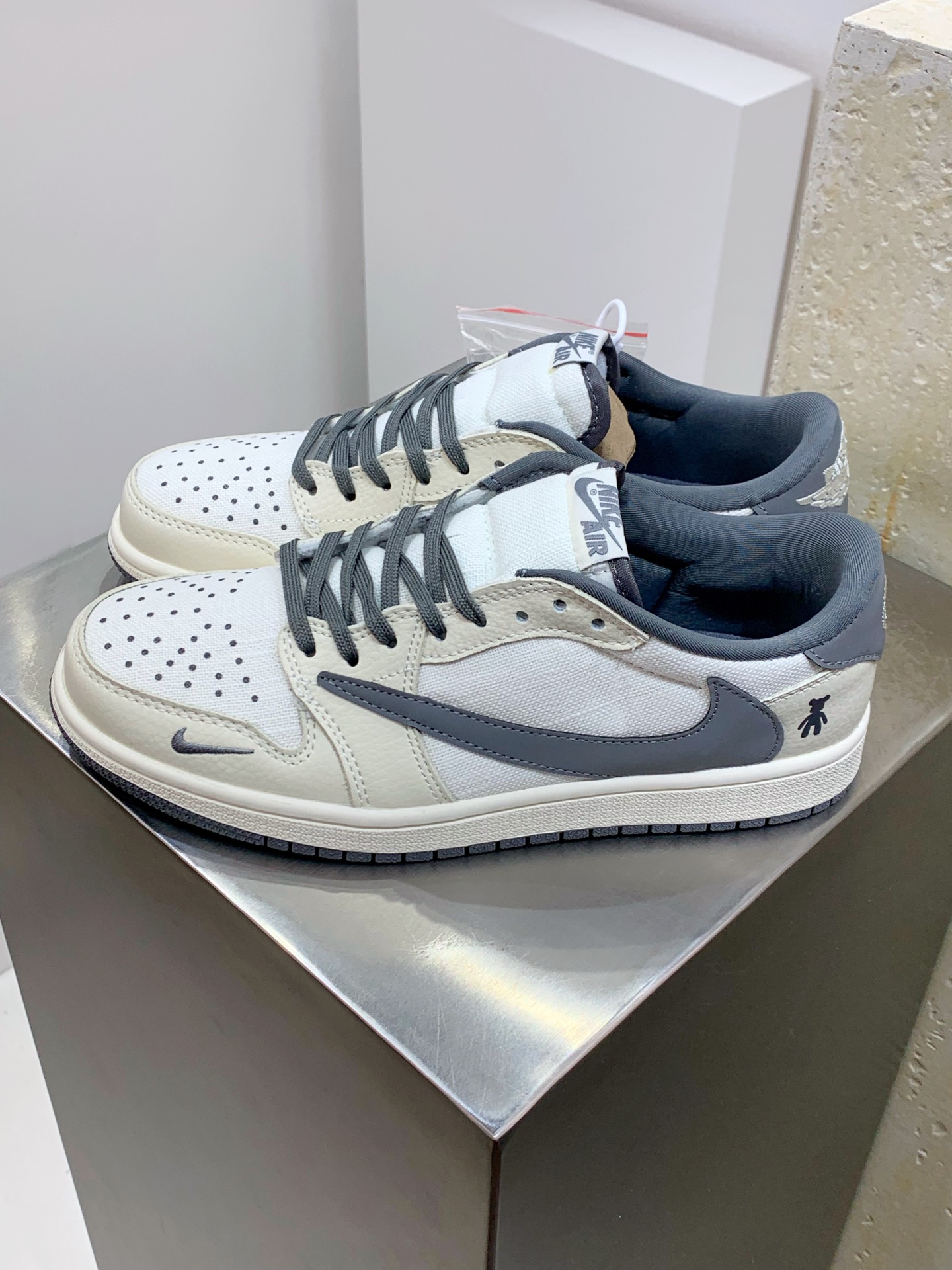 NO:278754,Z#Travis Scott x Nike Air Jordan 1 Low x DIOR Air Jordan 1 Low Reverse gray and white hook barb Pure original version The whole shoe uses original head leather, solid materials, finely crafted, extremely restored shoe shape, improved Feiyi 3D printing, deep three-dimensional, four-wire midsole pull-up leather material selection, steel stamp, back glue, all new batch Original original molded large sole all shoe original customized leather, delicate feel and correct folding process, perfect details interpretation Official item number XS 005XK Size36 36.5 37.5 38 38.5 39 40 40.5 41 42 42.5 43 44 44.5 45,,dior19860909Z#Travis Scott x Nike Air Jordan 1 Low x DIOR Air Jordan 1 Low 反转灰白小钩倒钩 纯原版本 全鞋采用原装头层皮,用料扎实 精雕细琢 鞋型极致还原 飞翼3D打印改良 深度立体 四线中底拉帮皮料选材 钢印 背胶一应俱全 全新批次 原装原模大底全鞋原厂定制皮料,手感细腻正确折边工艺 完美细节诠释 官方货号XS 005XK Size36 36.5 37.5 38 38.5 39 40 40.5 41 42 42.5 43 44 44.5 45,,dior,Men's shoes