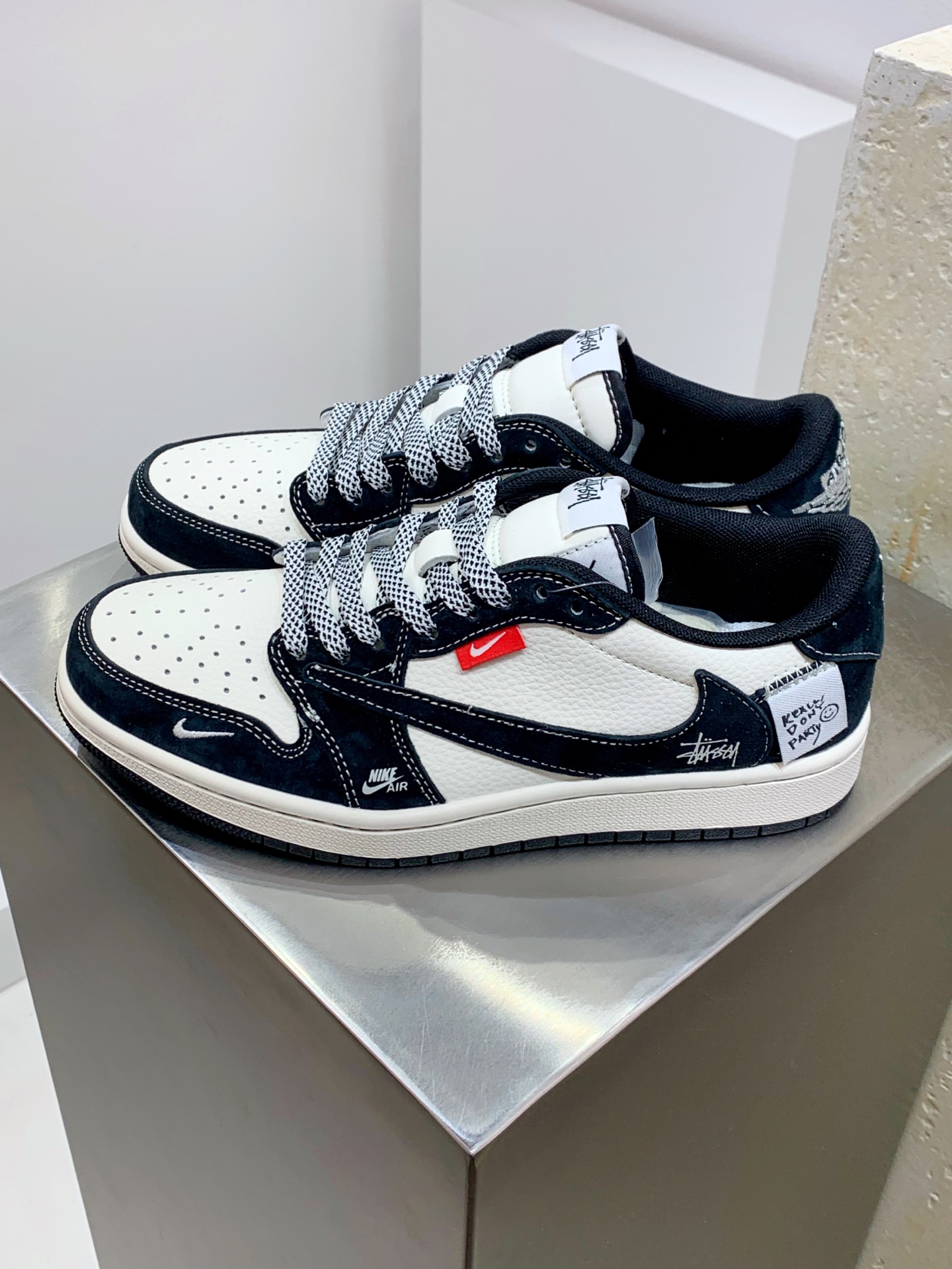 NO:278751,Z#Travis Scott x Nike Air Jordan 1 Low x Stussy Air Jordan 1 Low Reverse black and white small hook cloth stickers star barb Pure original version The whole shoe uses original head leather, solid materials, finely crafted, extremely restored shoe shape, improved Feiyi 3D printing, deep three-dimensional, four-wire midsole pull-up leather material selection, steel stamp, back glue, all new batch Original original molded large sole all shoe original customized leather, delicate feel and correct folding process, perfect details interpretation Official item number YX5066 299XK Size36 36.5 37.5 38 38.5 39 40 40.5 41 42 42.5 43 44 44.5 45,19860909Z#Travis Scott x Nike Air Jordan 1 Low x Stussy Air Jordan 1 Low 反转黑白小钩布贴满天星倒钩 纯原版本 全鞋采用原装头层皮,用料扎实 精雕细琢 鞋型极致还原 飞翼3D打印改良 深度立体 四线中底拉帮皮料选材 钢印 背胶一应俱全 全新批次 原装原模大底全鞋原厂定制皮料,手感细腻正确折边工艺 完美细节诠释 官方货号YX5066 299XK Size36 36.5 37.5 38 38.5 39 40 40.5 41 42 42.5 43 44 44.5 45,,Men's shoes