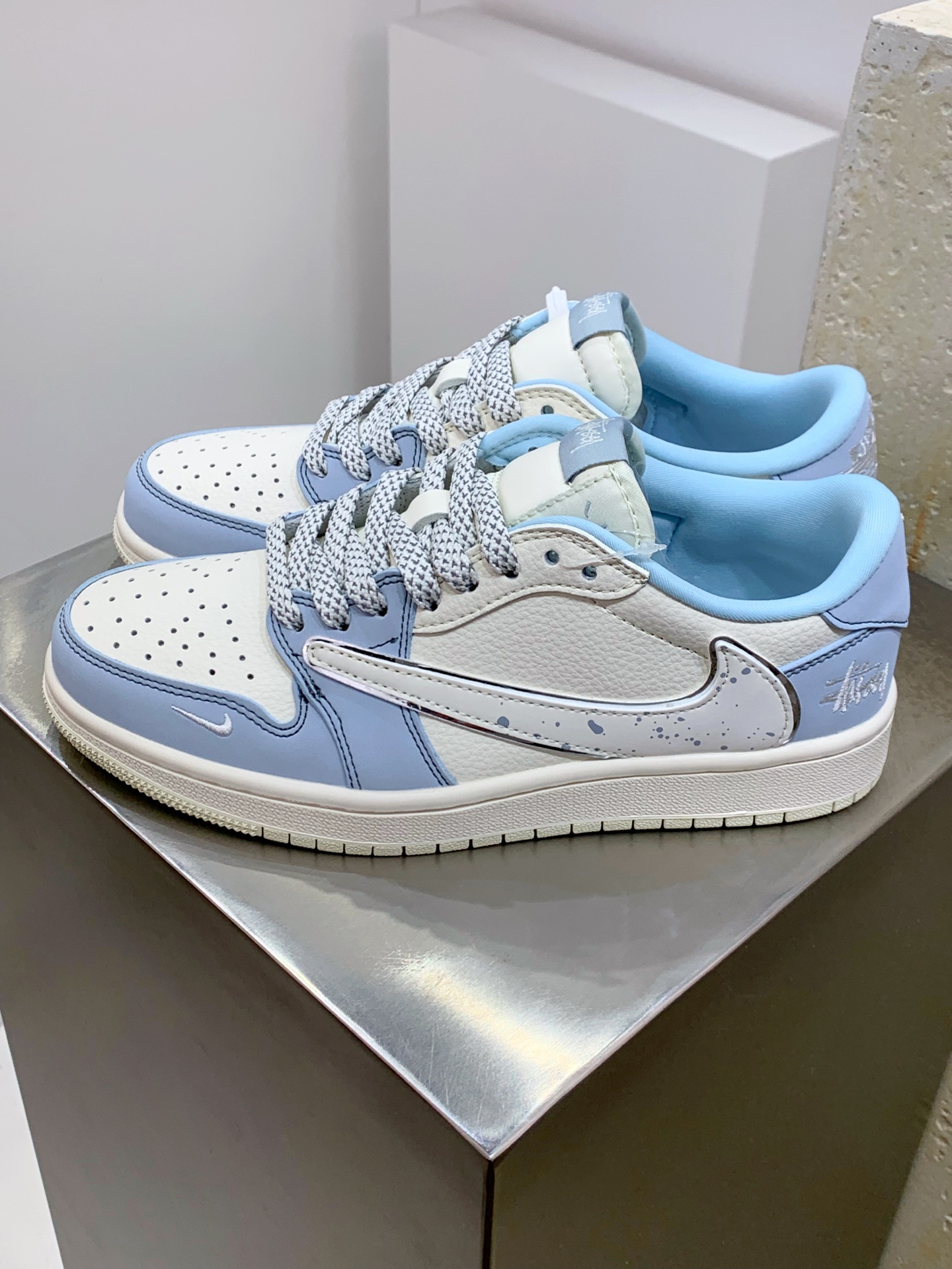 NO:278755,Z#Travis Scott x Nike Air Jordan 1 Low x Stussy Air Jordan 1 Low Reverse blue and white hook full of star barb Pure original version The whole shoe uses original head leather, solid materials, finely crafted, extremely restored shoe shape, improved Feiyi 3D printing, deep three-dimensional, four-wire midsole pull-up leather material selection, steel stamp, back glue, all new batch Original original molded large sole all shoe original customized leather, delicate feel and correct folding process, perfect details interpretation Official item number ZH2598 249XK Size36 36.5 37.5 38 38.5 39 40 40.5 41 42 42.5 43 44 44.5 45,19860909Z#Travis Scott x Nike Air Jordan 1 Low x Stussy Air Jordan 1 Low 反转蓝白小钩满天星倒钩 纯原版本 全鞋采用原装头层皮,用料扎实 精雕细琢 鞋型极致还原 飞翼3D打印改良 深度立体 四线中底拉帮皮料选材 钢印 背胶一应俱全 全新批次 原装原模大底全鞋原厂定制皮料,手感细腻正确折边工艺 完美细节诠释 官方货号ZH2598 249XK Size36 36.5 37.5 38 38.5 39 40 40.5 41 42 42.5 43 44 44.5 45,,Men's shoes