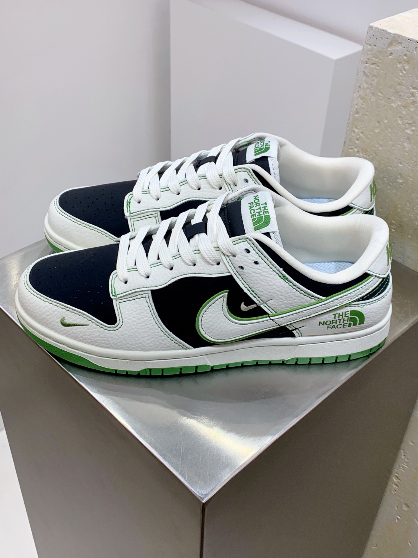 NO:278759,DT#Nike SB Dunk Low x The North Face Three small hooks in white, black and green, produced by Pure Original factory, highly recommended Original head layer material Exclusive version distillation processing, brings better visual and foot experience, Pure original quality shipment of large factory, Cleanliness, Electric embroidery process, clean and without any burrs, perfect details, Official item number SC9207 405TL Size 36 36.5 37.5 38 38.5 39 40 40.5 41 42 42.5 43 44 44.5 45,19860909DT#Nike SB Dunk Low x The North Face 白黑绿三小钩 纯原大厂出品 极力推荐 原装头层材料 独家版型蒸餾加工 帶來的是更好的视觉和脚感体验 大厂纯原品质出货 清洁度 电绣工艺 皮料切割干净无任何毛边 细节完美 官方货号SC9207 405TL 尺码36 36.5 37.5 38 38.5 39 40 40.5 41 42 42.5 43 44 44.5 45,,Men's shoes