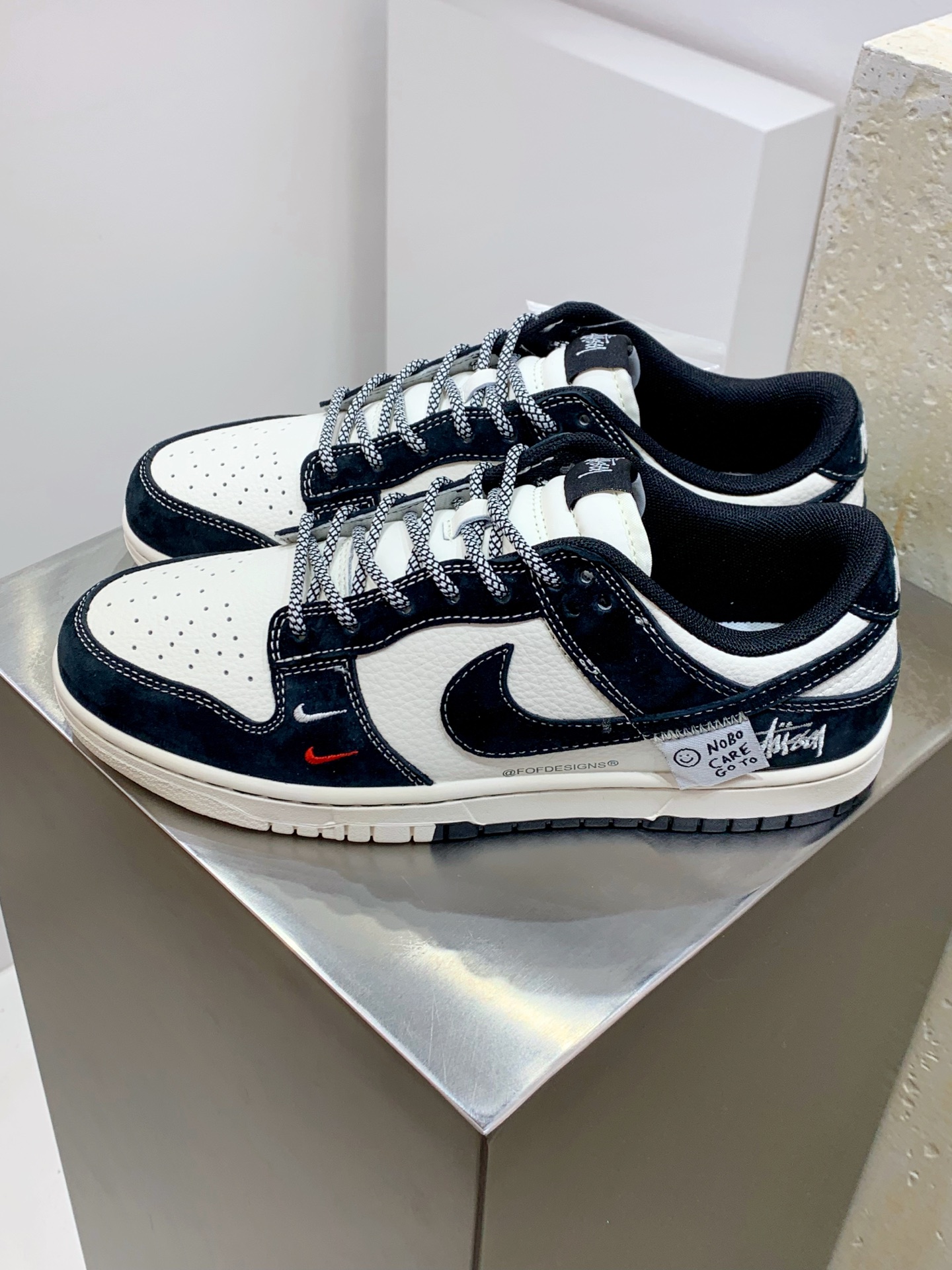 NO:278761,Z#Nike SB Dunk Low x Stussy Black and white double hooks full of stars produced by Pure Original Factory Highly recommended Original head layer material Exclusive version distillation processing brings better visual and foot experience Large factory pure original quality shipment Cleanliness Electric embroidery process Clean cut without any burrs Perfect details Official item number YX5066 295XK Size 36 36.5 37.5 38 38.5 39 40 40.5 41 42 42.5 43 44 44.5 45,19860909Z#Nike SB Dunk Low x Stussy 黑白双小钩满天星 纯原大厂出品 极力推荐 原装头层材料 独家版型蒸餾加工 帶來的是更好的视觉和脚感体验 大厂纯原品质出货 清洁度 电绣工艺 皮料切割干净无任何毛边 细节完美 官方货号YX5066 295XK 尺码36 36.5 37.5 38 38.5 39 40 40.5 41 42 42.5 43 44 44.5 45,,Men's shoes