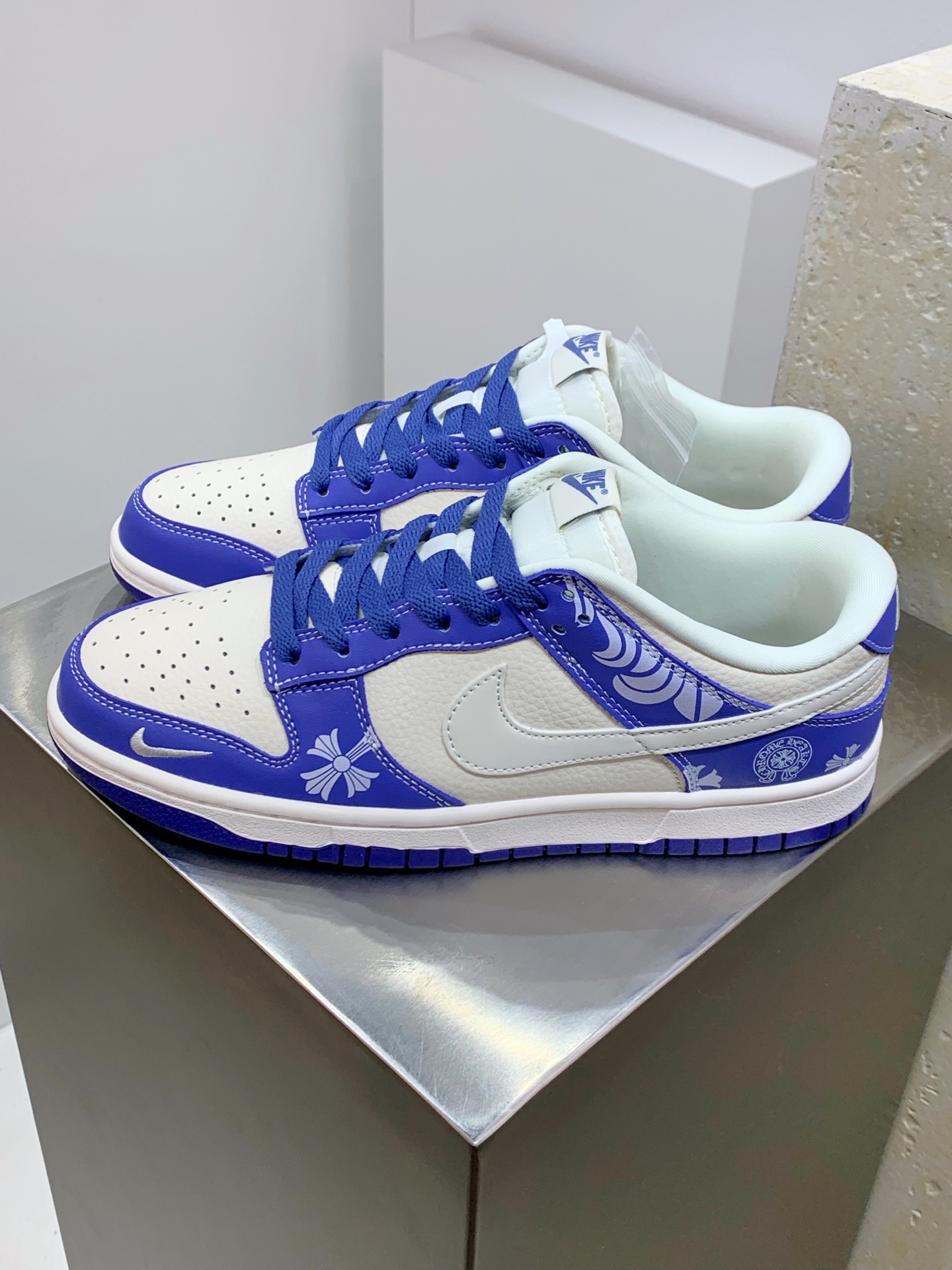 NO:278763,Z#Nike SB Dunk Low x Chrome Hearts Blue and white hooks Produced by Pure Original Factory Highly recommended Original head layer material Exclusive version distillation processing brings better visual and foot experience Large factory pure original quality shipment Cleanliness Electric embroidery process Clean leather cutting without any burrs Perfect details Official item number KK1333 038XK Size 36 36.5 37.5 38 38.5 39 40 40.5 41 42 42.5 43 44 44.5 45,,chrome hearts19860909Z#Nike SB Dunk Low x Chrome Hearts 蓝白小钩 纯原大厂出品 极力推荐 原装头层材料 独家版型蒸餾加工 帶來的是更好的视觉和脚感体验 大厂纯原品质出货 清洁度 电绣工艺 皮料切割干净无任何毛边 细节完美 官方货号KK1333 038XK 尺码36 36.5 37.5 38 38.5 39 40 40.5 41 42 42.5 43 44 44.5 45,,chrome hearts,Men's shoes