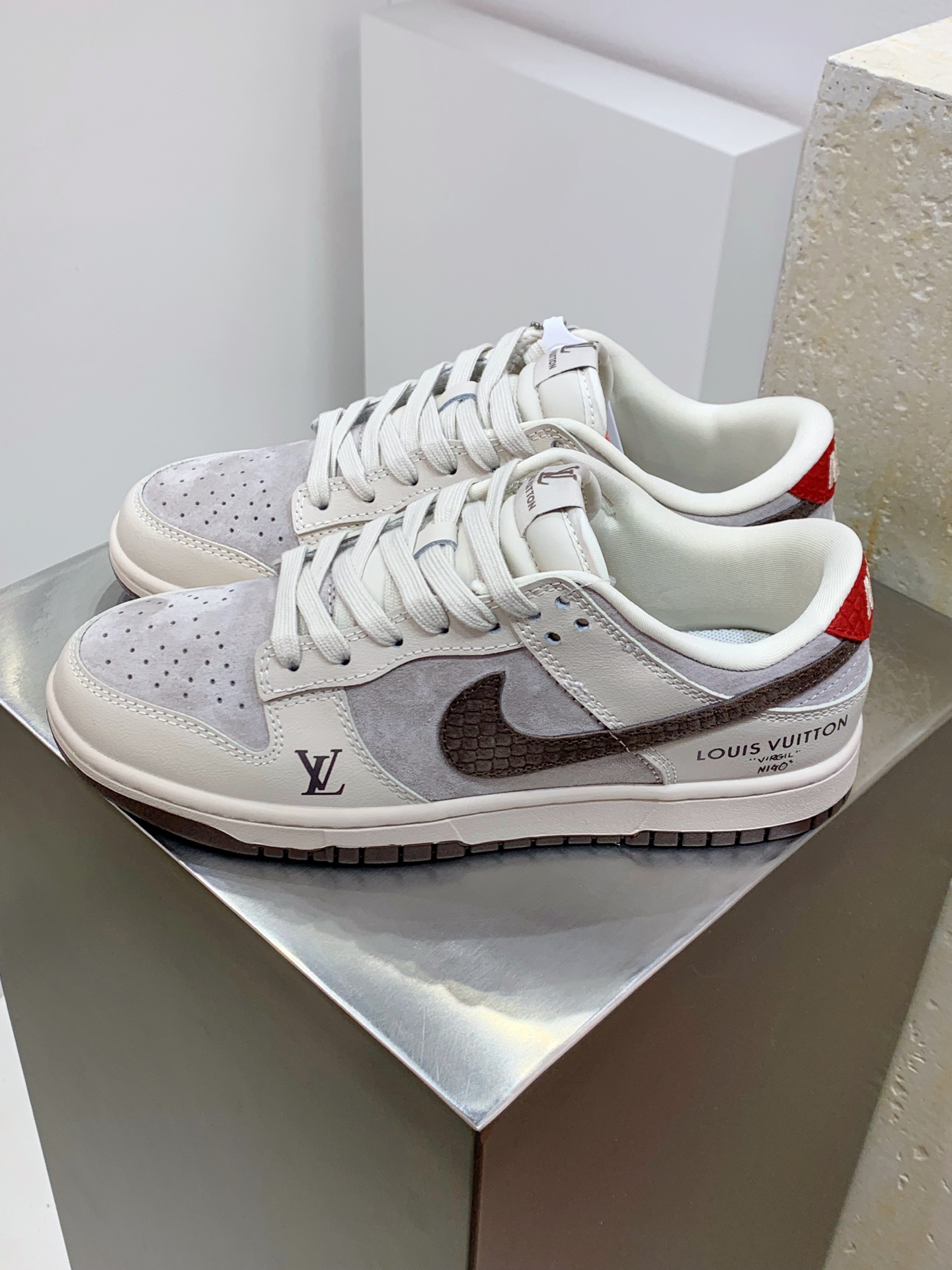 NO:278765,Z#Nike SB Dunk Low x Louis Vuitton Rice Brown Pure Original Factory Highly recommended Original head layer material Exclusive version distillation processing brings better visual and foot experience Large factory pure original quality shipment Cleanliness Electric embroidery process Clean leather cutting without any burrs Perfect details Official item number XX3168 123XK Size 36 36.5 37.5 38 38.5 39 40 40.5 41 42 42.5 43 44 44.5 45,,louis vuitton19860909Z#Nike SB Dunk Low x Louis Vuitton 米棕 纯原大厂出品 极力推荐 原装头层材料 独家版型蒸餾加工 帶來的是更好的视觉和脚感体验 大厂纯原品质出货 清洁度 电绣工艺 皮料切割干净无任何毛边 细节完美 官方货号XX3168 123XK 尺码36 36.5 37.5 38 38.5 39 40 40.5 41 42 42.5 43 44 44.5 45,,louis vuitton,Men's shoes