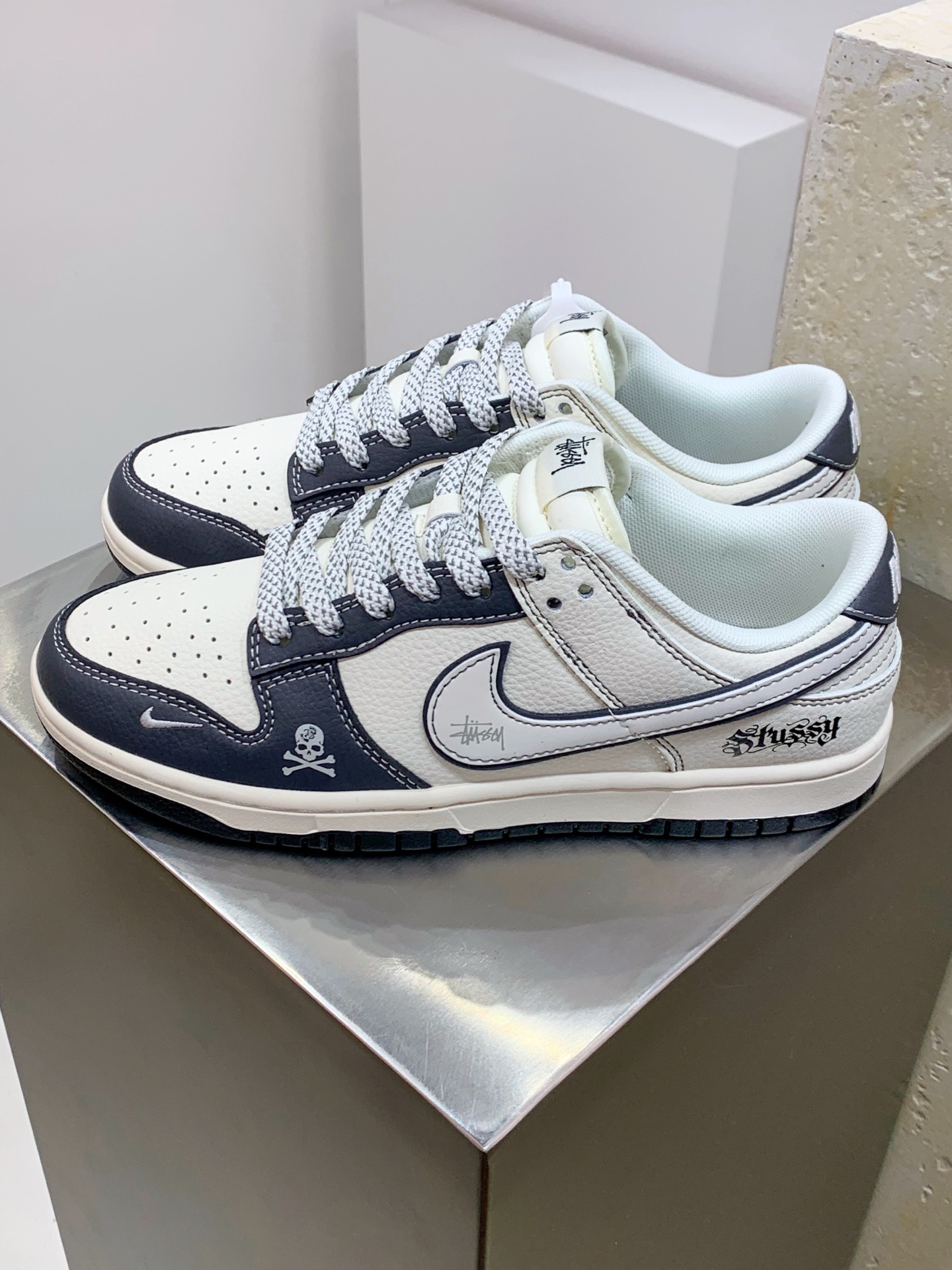 NO:278767,Z#Nike SB Dunk Low x Stussy Black and white double hooks full of stars produced by Pure Original Factory Highly recommended Original head layer material Exclusive version distillation processing brings better visual and foot experience Large factory pure original quality shipment Cleanliness Electric embroidery process Clean cut without any burrs Perfect details Official item number ZH2598 270XK Size 36 36.5 37.5 38 38.5 39 40 40.5 41 42 42.5 43 44 44.5 45,19860909Z#Nike SB Dunk Low x Stussy 黑白双小钩满天星 纯原大厂出品 极力推荐 原装头层材料 独家版型蒸餾加工 帶來的是更好的视觉和脚感体验 大厂纯原品质出货 清洁度 电绣工艺 皮料切割干净无任何毛边 细节完美 官方货号ZH2598 270XK 尺码36 36.5 37.5 38 38.5 39 40 40.5 41 42 42.5 43 44 44.5 45,,Men's shoes