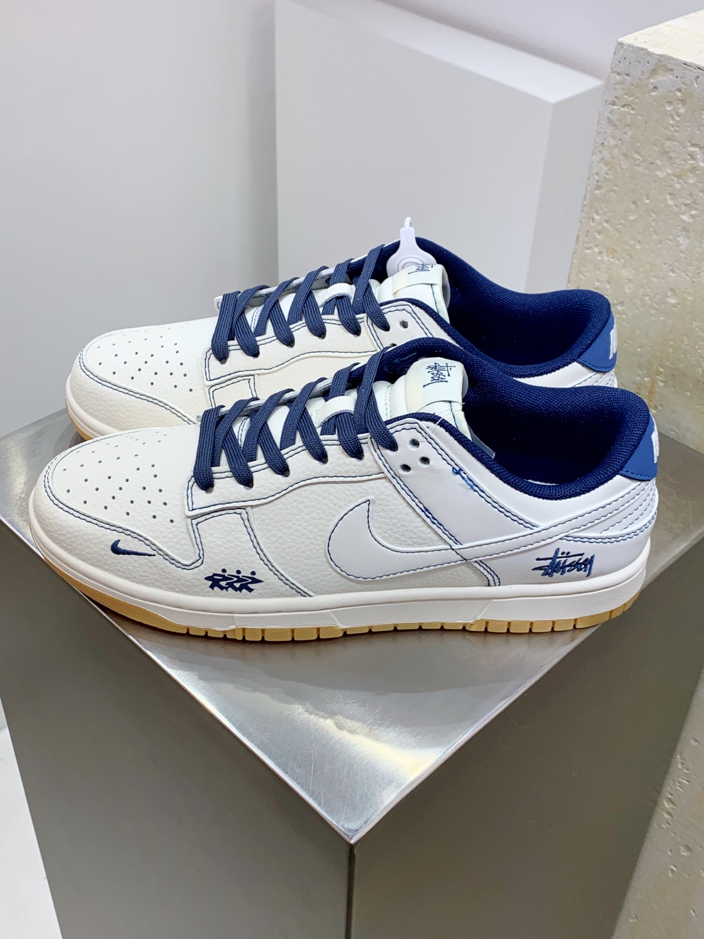 NO:278769,Z#Nike SB Dunk Low x Stussy White and blue hooks produced by Pure original factory Highly recommended Original head layer material Exclusive version distillation processing brings better visual and foot experience Large factory pure original quality shipment Cleanliness Electric embroidery process Clean leather cutting without any burrs Perfect details Official item number JJ2508 559XK Size 36 36.5 37.5 38 38.5 39 40 40.5 41 42 42.5 43 44 44.5 45,19860909Z#Nike SB Dunk Low x Stussy 白蓝小钩 纯原大厂出品 极力推荐 原装头层材料 独家版型蒸餾加工 帶來的是更好的视觉和脚感体验 大厂纯原品质出货 清洁度 电绣工艺 皮料切割干净无任何毛边 细节完美 官方货号JJ2508 559XK 尺码36 36.5 37.5 38 38.5 39 40 40.5 41 42 42.5 43 44 44.5 45,,Men's shoes