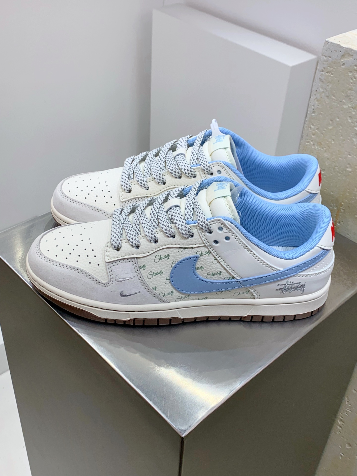 NO:278770,Z#Nike SB Dunk Low x Stussy White, gray and blue double hooks full of stars. Production from Pure Original Factory Highly recommended Original head layer material Exclusive version distillation processing brings better visual and foot experience. Pure original quality shipment of Big Factory Cleanliness Electric embroidery process The leather is clean and has no burrs. The details are perfect. Official item number ZH2598 248XK Size 36 36.5 37.5 38 38.5 39 40 40.5 41 42 42.5 43 44 44.5 45,19860909Z#Nike SB Dunk Low x Stussy 白灰蓝双小钩满天星 纯原大厂出品 极力推荐 原装头层材料 独家版型蒸餾加工 帶來的是更好的视觉和脚感体验 大厂纯原品质出货 清洁度 电绣工艺 皮料切割干净无任何毛边 细节完美 官方货号ZH2598 248XK 尺码36 36.5 37.5 38 38.5 39 40 40.5 41 42 42.5 43 44 44.5 45,,Men's shoes