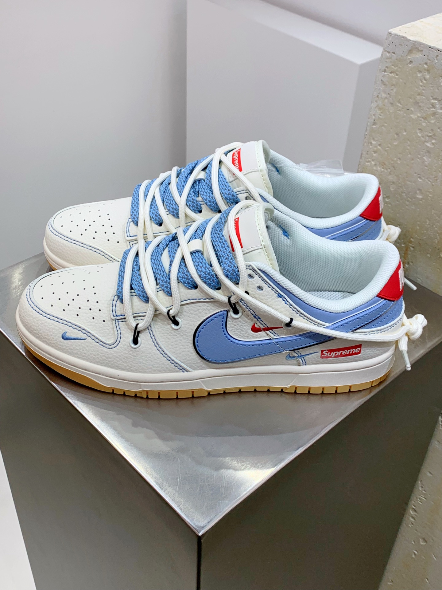 NO:278771,Z#Nike SB Dunk Low x Supreme White, blue and red three small hooks with stars all over the sky. Products from Pure Original Factory Highly recommended Original head layer material Exclusive version distillation processing brings better visual and foot experience. Pure original quality shipment of Big Factory Cleanliness Electric embroidery process The leather is clean and has no burrs. The details are perfect. Official item number FC1688 216XK Size 36 36.5 37.5 38 38.5 39 40 40.5 41 42 42.5 43 44 44.5 45,19860909Z#Nike SB Dunk Low x Supreme 白蓝红三小钩绑带满天星 纯原大厂出品 极力推荐 原装头层材料 独家版型蒸餾加工 帶來的是更好的视觉和脚感体验 大厂纯原品质出货 清洁度 电绣工艺 皮料切割干净无任何毛边 细节完美 官方货号FC1688 216XK 尺码36 36.5 37.5 38 38.5 39 40 40.5 41 42 42.5 43 44 44.5 45,,Men's shoes