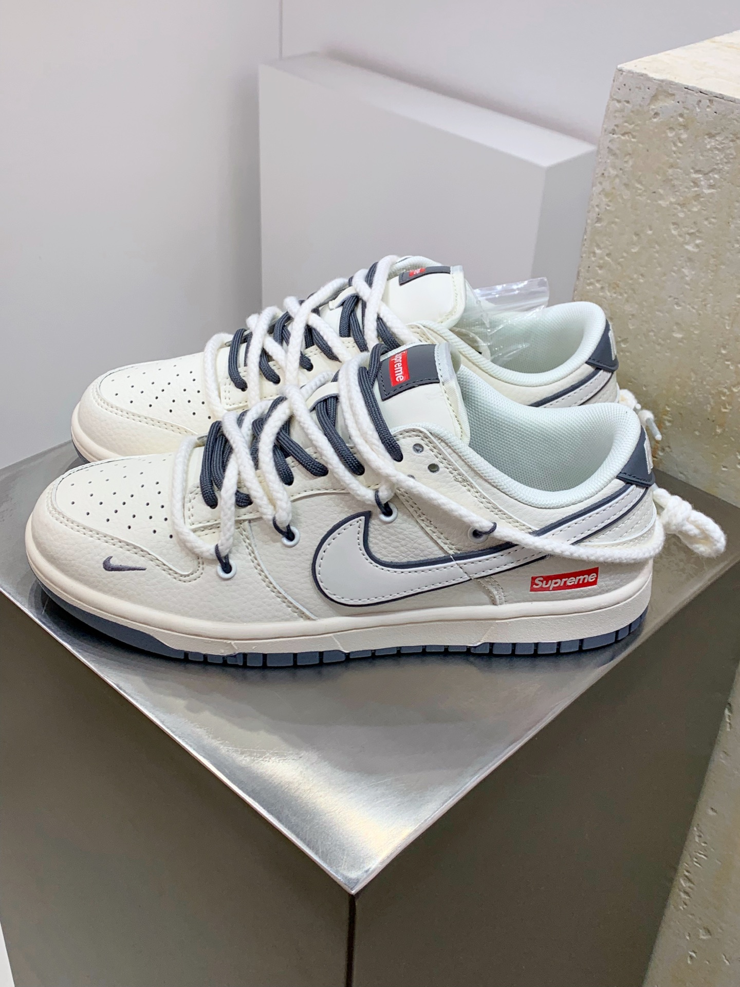 NO:278756,Z#Nike SB Dunk Low x Supreme White and black small hook and hemp rope straps produced by Pure original factory Highly recommended Original head layer material Exclusive version distillation processing brings better visual and foot experience Large factory pure original quality shipment Cleanliness Electric embroidery process Clean cut without any burrs Perfect details Official item number YX5066 258XK Size 36 36.5 37.5 38 38.5 39 40 40.5 41 42 42.5 43 44 44.5 45,19860909Z#Nike SB Dunk Low x Supreme 白黑小钩麻绳绑带 纯原大厂出品 极力推荐 原装头层材料 独家版型蒸餾加工 帶來的是更好的视觉和脚感体验 大厂纯原品质出货 清洁度 电绣工艺 皮料切割干净无任何毛边 细节完美 官方货号YX5066 258XK 尺码36 36.5 37.5 38 38.5 39 40 40.5 41 42 42.5 43 44 44.5 45,,Men's shoes