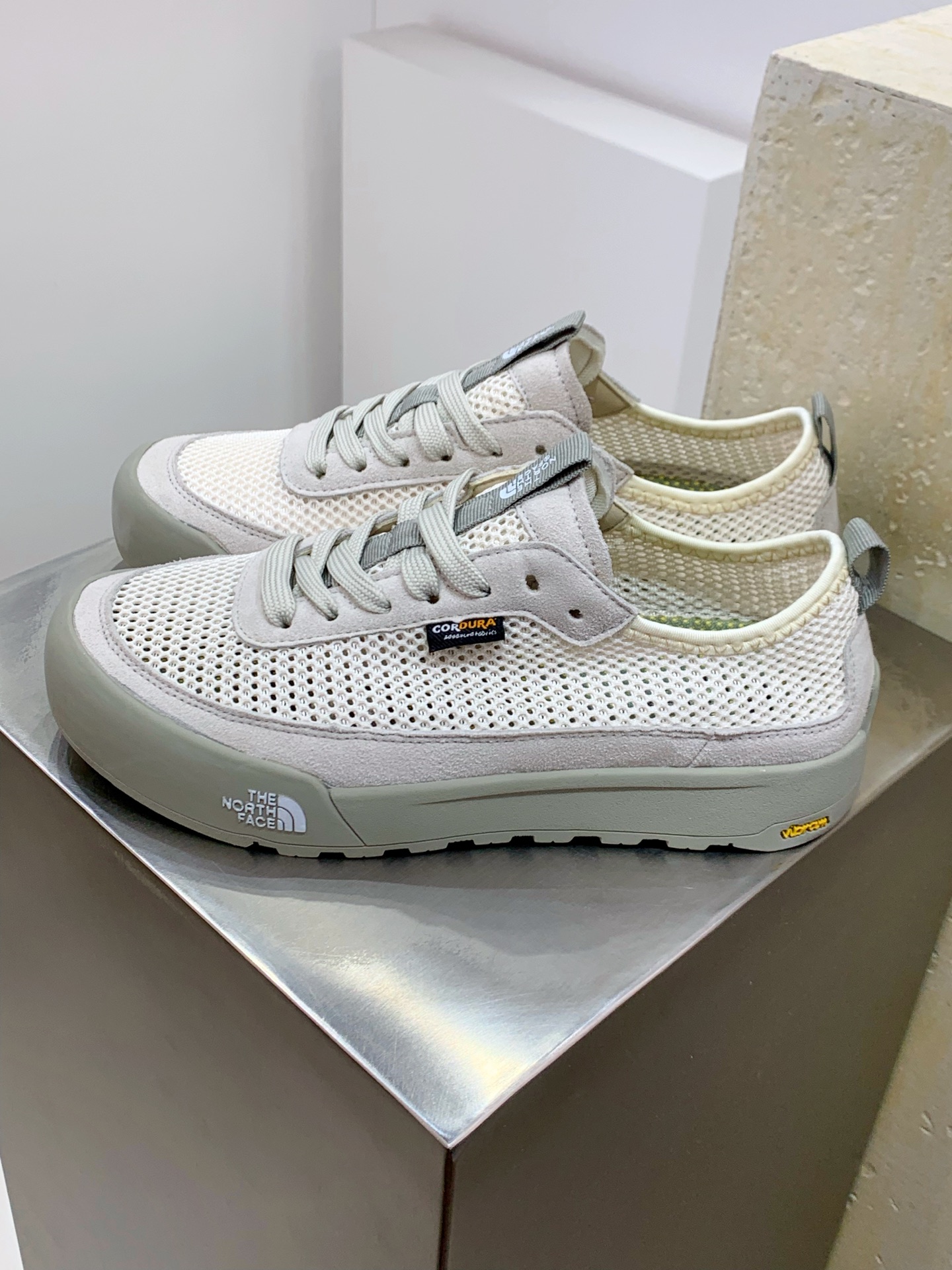 NO:408651,The North Face Cedar Measa North series lightweight sock-style running shoes, outdoor sports grip wear-resistant casual shoes, flying woven upper with strong breathability, excellent comfort fit on the feet, super shock absorption and fatigue-resistant comfortable sole, especially suitable for walking, sports and leisure friends Size 39 40 41 42 43 44 45, casual shoes/sports shoes, The North Face, sneakers19860909The North Face Cedar Measa 北面系列轻便套袜式一脚蹬跑鞋 户外运动抓地耐磨休闲鞋 飞织鞋面透气性强 贴脚舒适度极好 ,超级减震抗疲劳舒适大底 特别适合走路运动休闲朋友 尺码39 40 41 42 43 44 45,休闲鞋/运动鞋,The North Face,sneakers,Women's Shoes