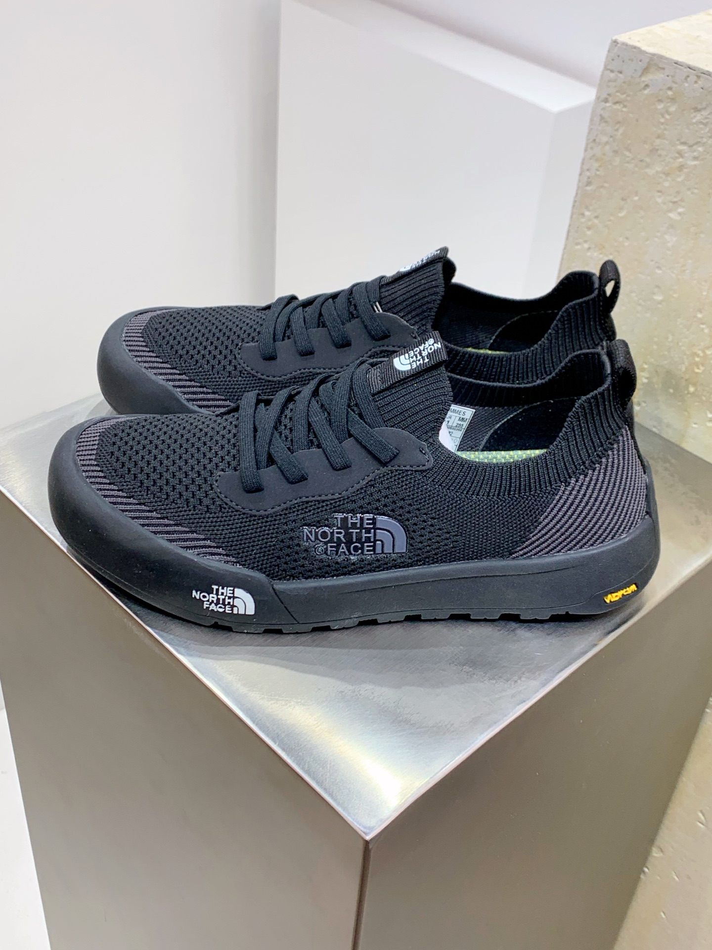 NO:408646,The North Face Cedar Measa North series lightweight sock-style running shoes, outdoor sports grip wear-resistant casual shoes, flying woven upper with strong breathability, excellent comfort fit on the feet, super shock absorption and fatigue-resistant comfortable sole, especially suitable for walking, sports and leisure friends Size 39 40 41 42 43 44 45, casual shoes/sports shoes, The North Face, sneakers19860909The North Face Cedar Measa 北面系列轻便套袜式一脚蹬跑鞋 户外运动抓地耐磨休闲鞋 飞织鞋面透气性强 贴脚舒适度极好 ,超级减震抗疲劳舒适大底 特别适合走路运动休闲朋友 尺码39 40 41 42 43 44 45,休闲鞋/运动鞋,The North Face,sneakers,Women's Shoes