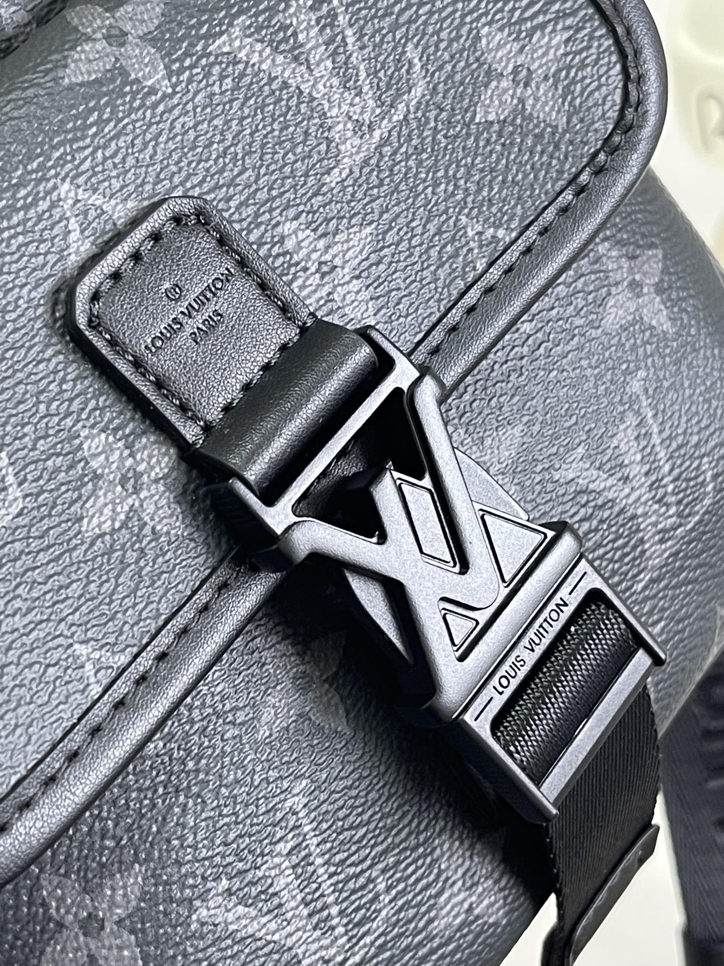   顶级原单  动态芯片 M12518
本款 Getaway 邮差包取材 Monogram Eclips