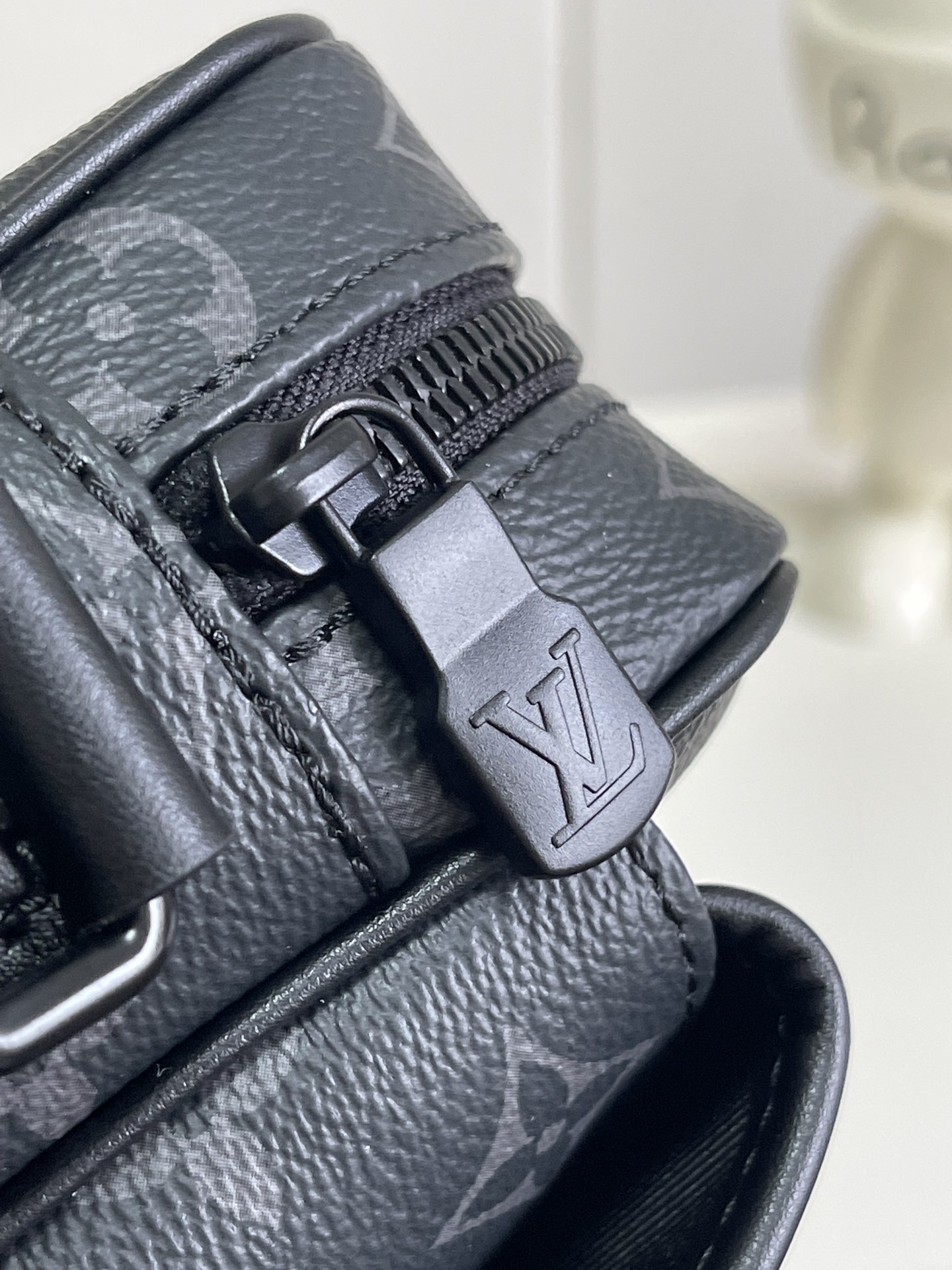   顶级原单  动态芯片 M12518
本款 Getaway 邮差包取材 Monogram Eclips