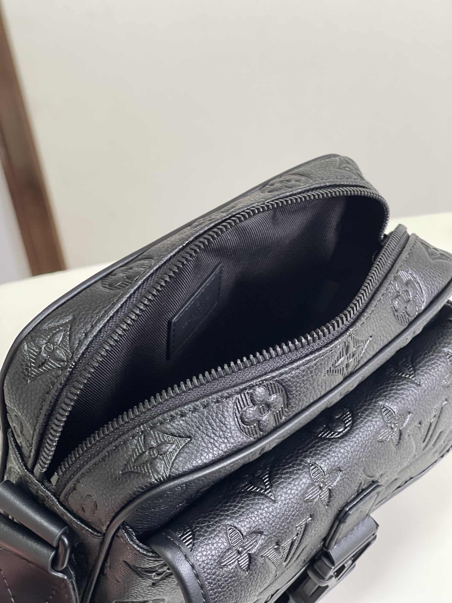   顶级原单  动态芯片 M12516
本款 Getaway 邮差包拥有 Monogram Shadow